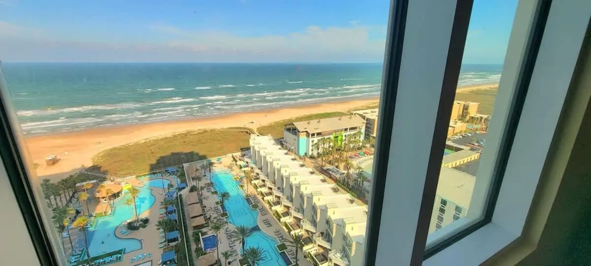 Swimming pool in Sapphire 1706