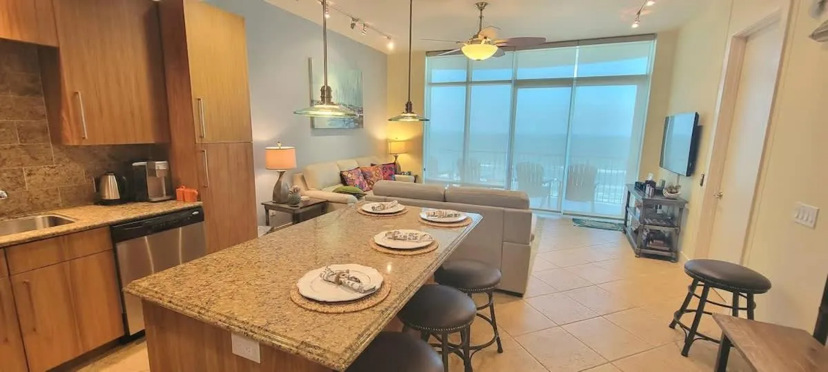 Dining area in Sapphire 1706