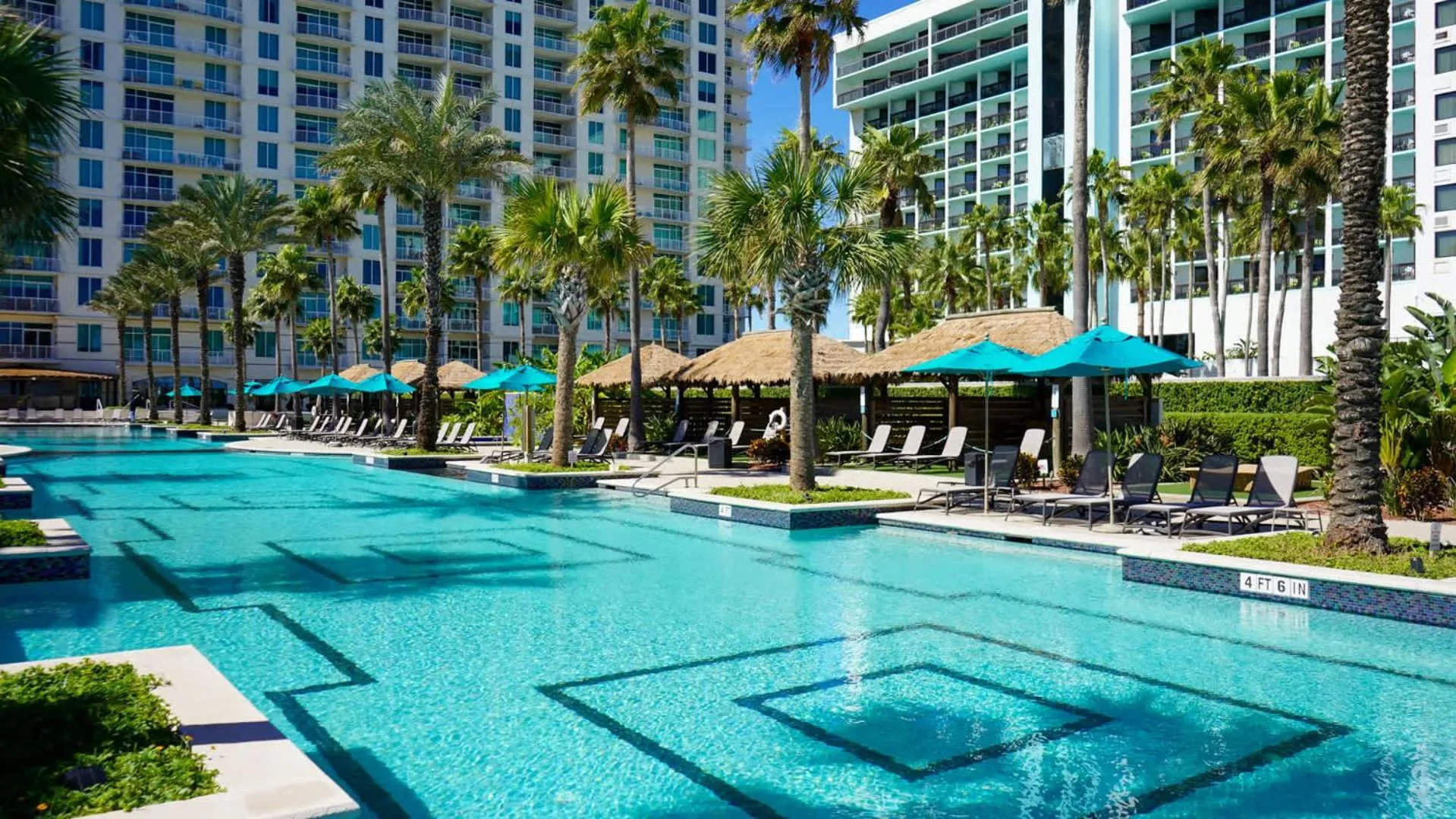 Swimming pool in Sapphire 1706