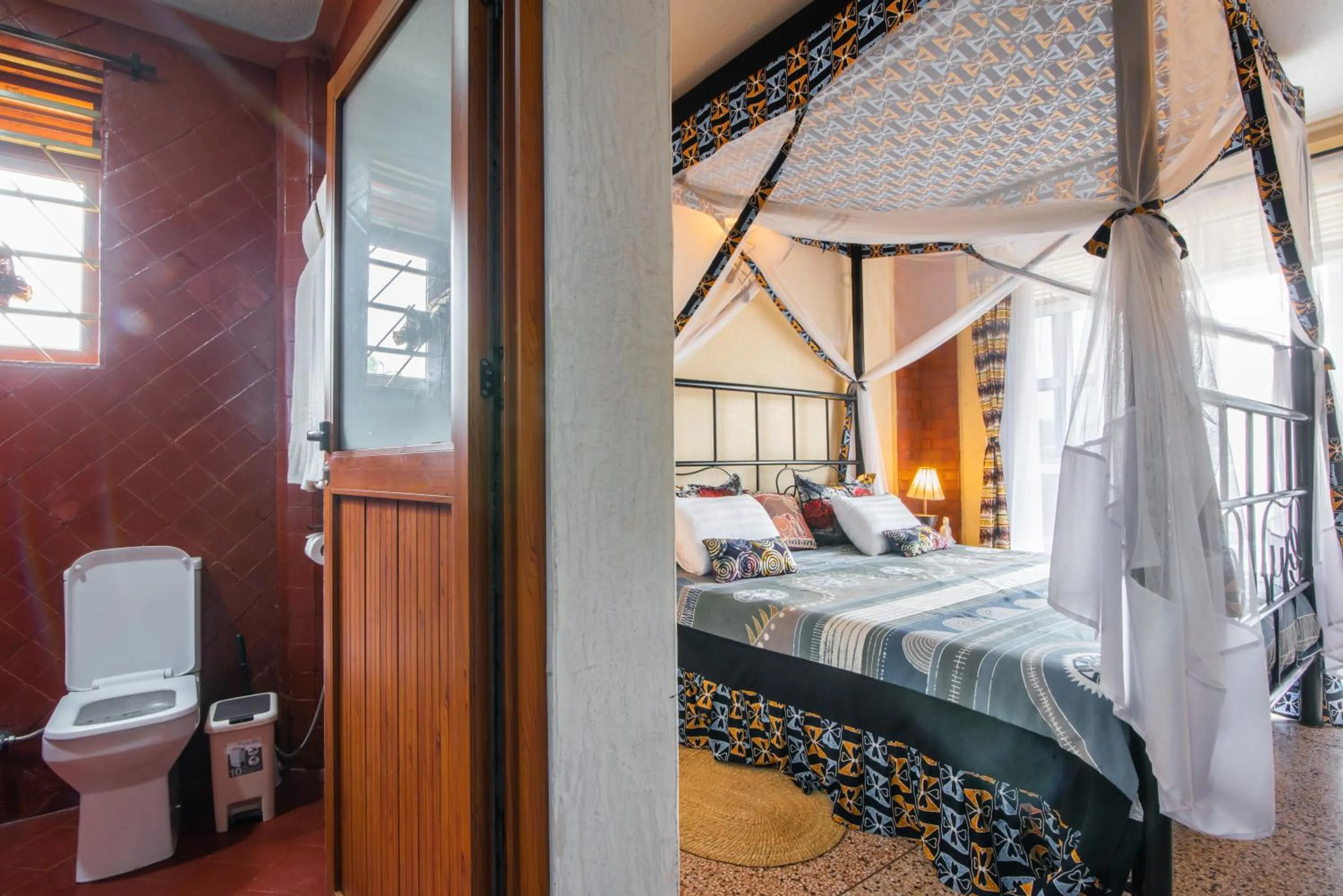 Toilet, Bed in JET VILLAS ENTEBBE ( JVE )