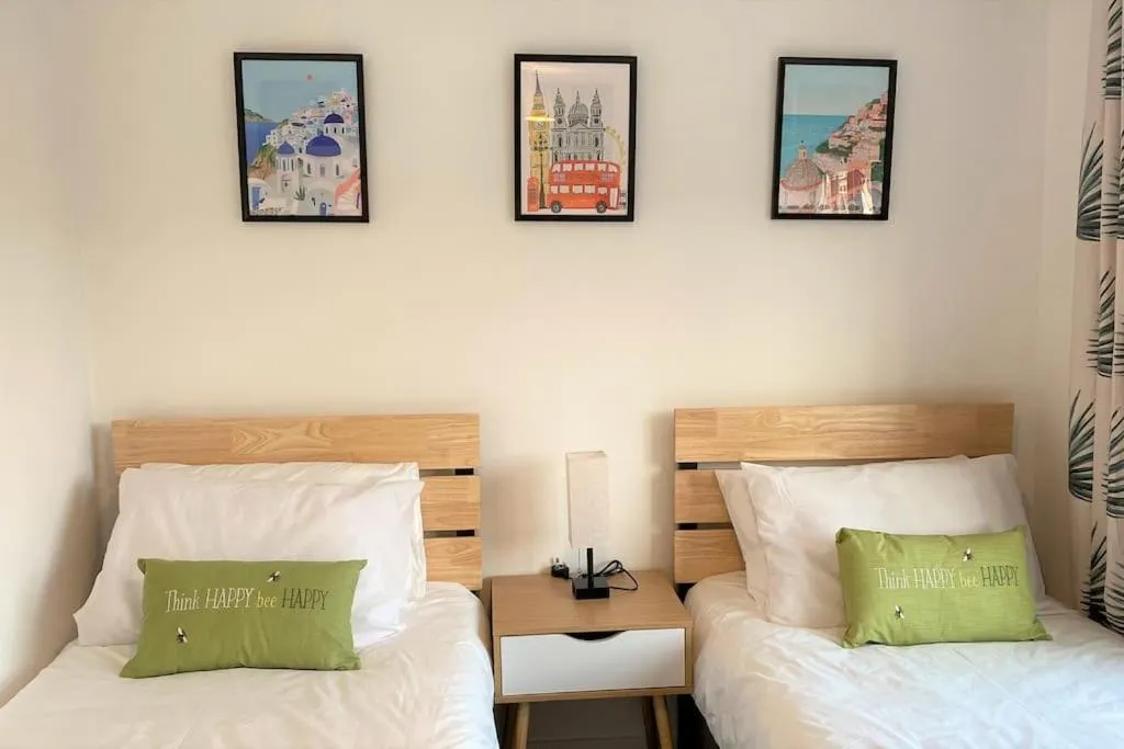 Bed in Redhill Town Centre 3 bed House near Gatwick Airport, easy commute to London