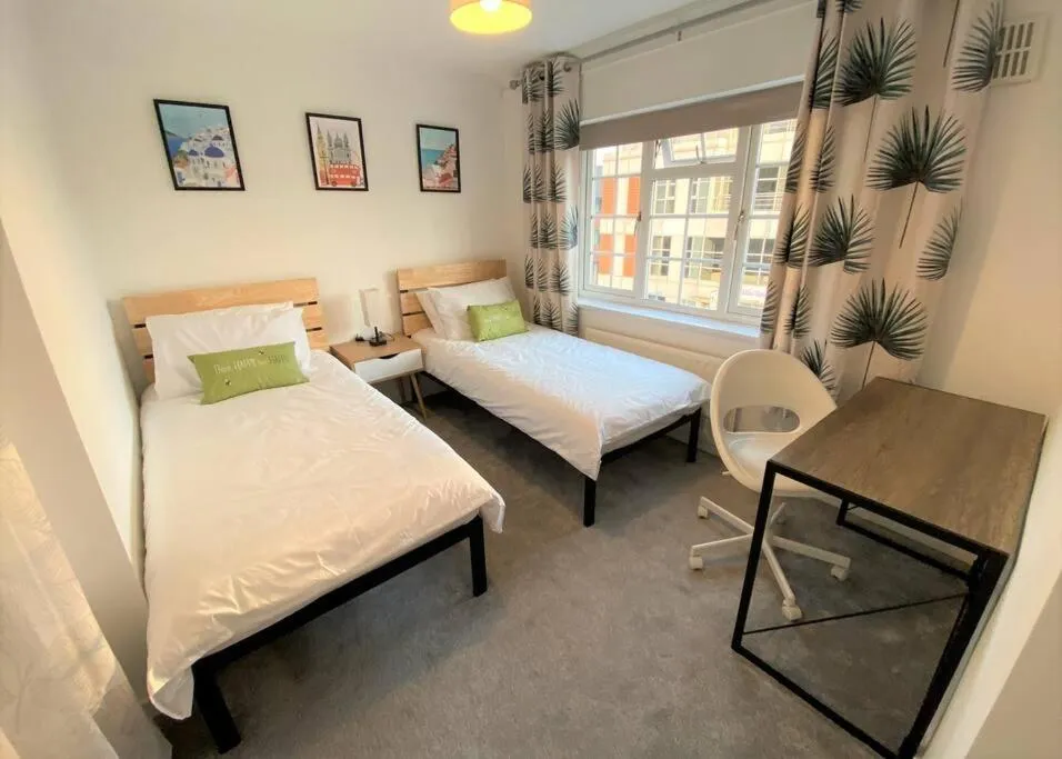 Bed in Redhill Town Centre 3 bed House near Gatwick Airport, easy commute to London