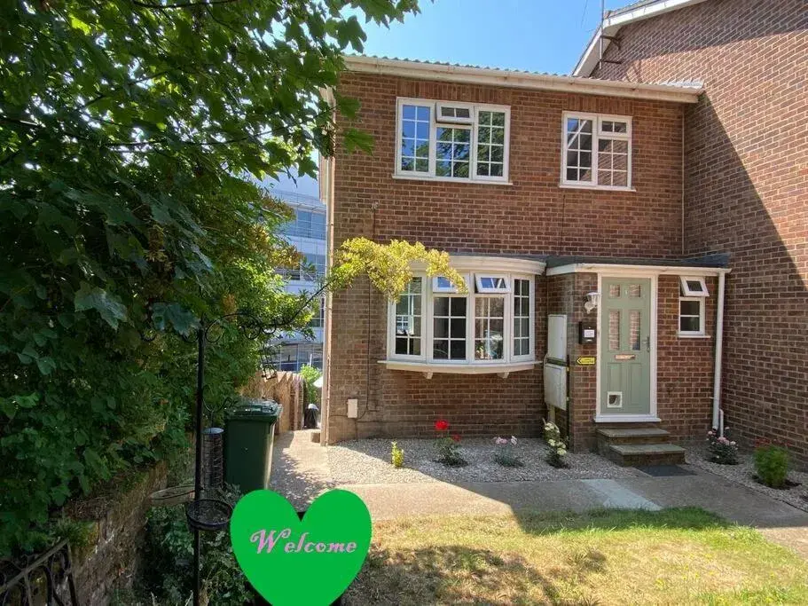 Redhill Town Centre 3 bed House near Gatwick Airport, easy commute to London Redhill Town Centre 3 bed House near Gatwick Airport, easy commute to London