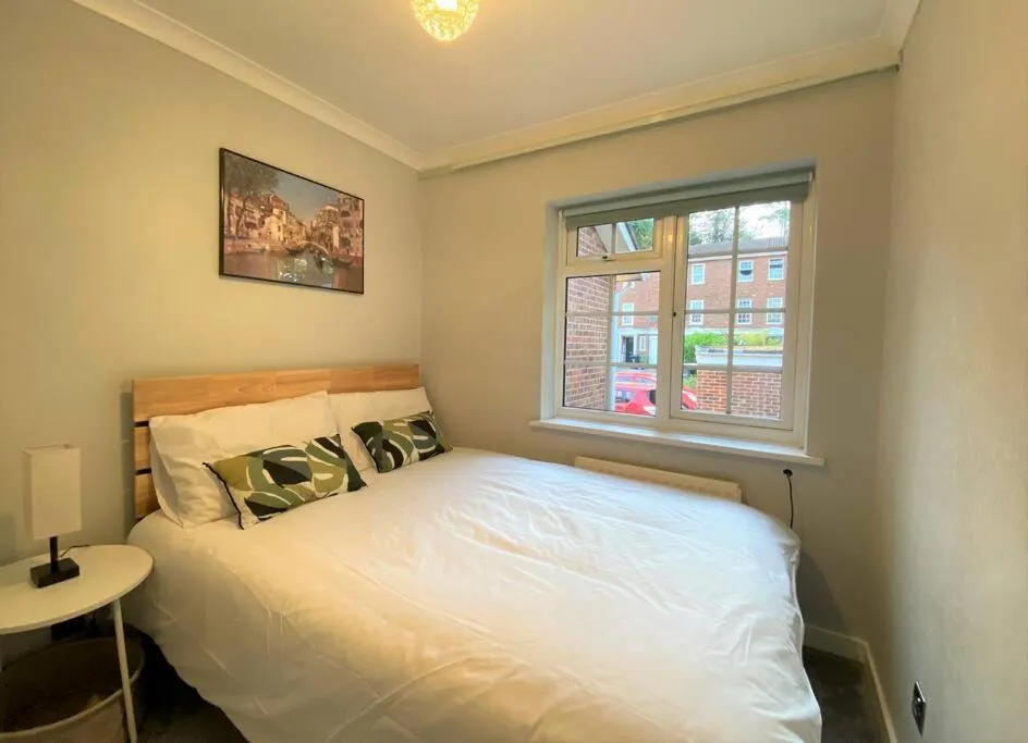 Bed in Redhill Town Centre 3 bed House near Gatwick Airport, easy commute to London