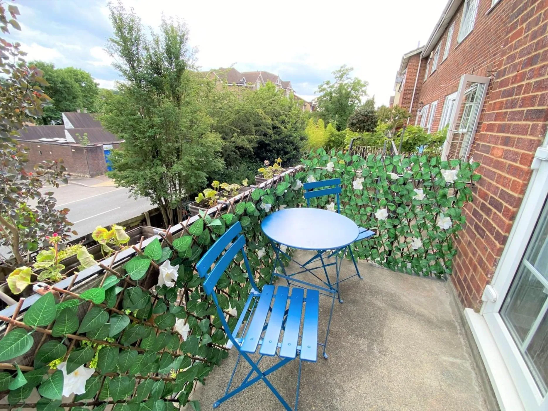 Redhill Town Centre 3 bed House near Gatwick Airport, easy commute to London