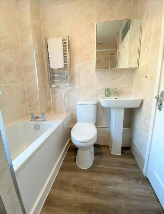 Redhill Town Centre 3 bed House near Gatwick Airport, easy commute to London