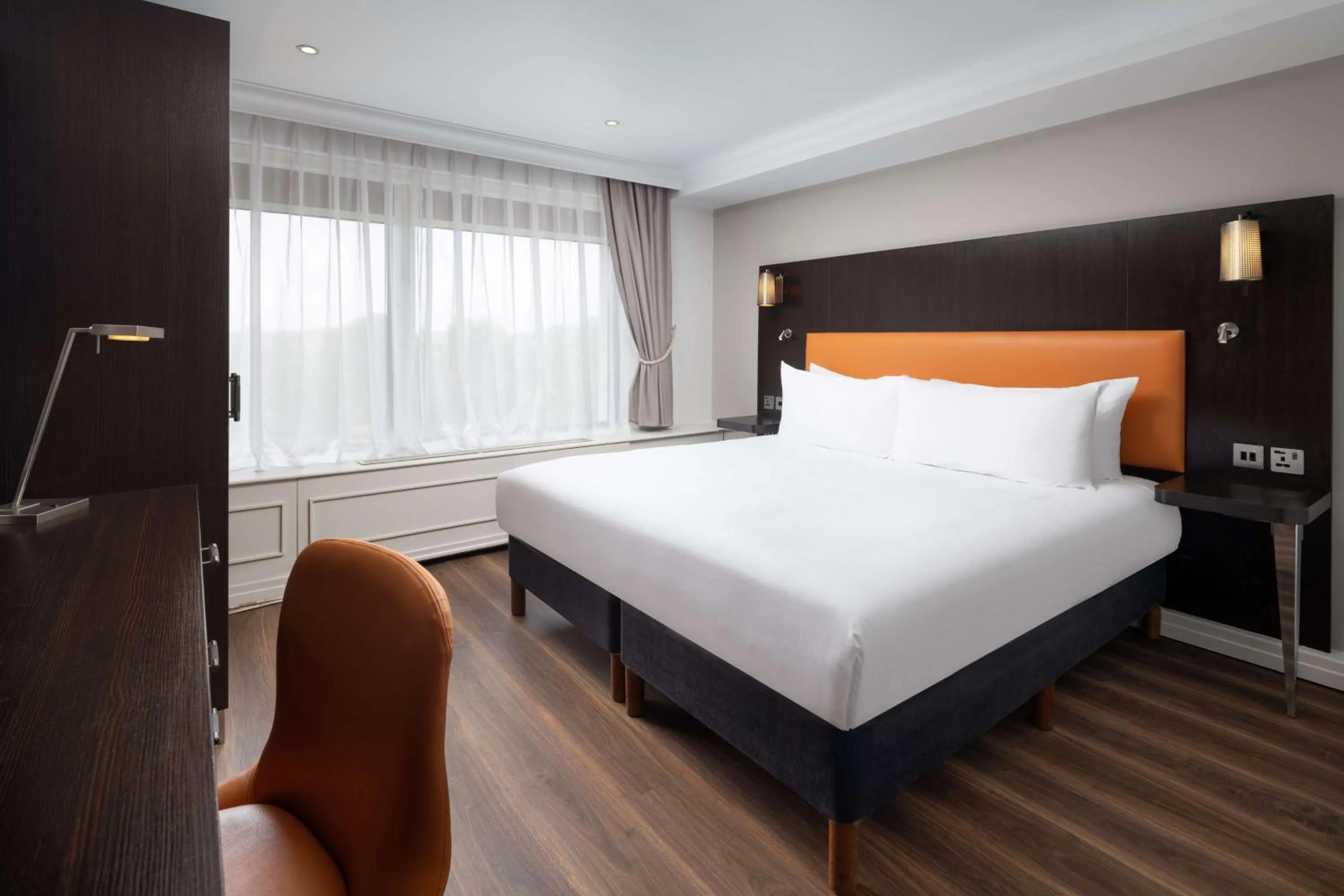 Bedroom, Bed in DoubleTree by Hilton London - Hyde Park