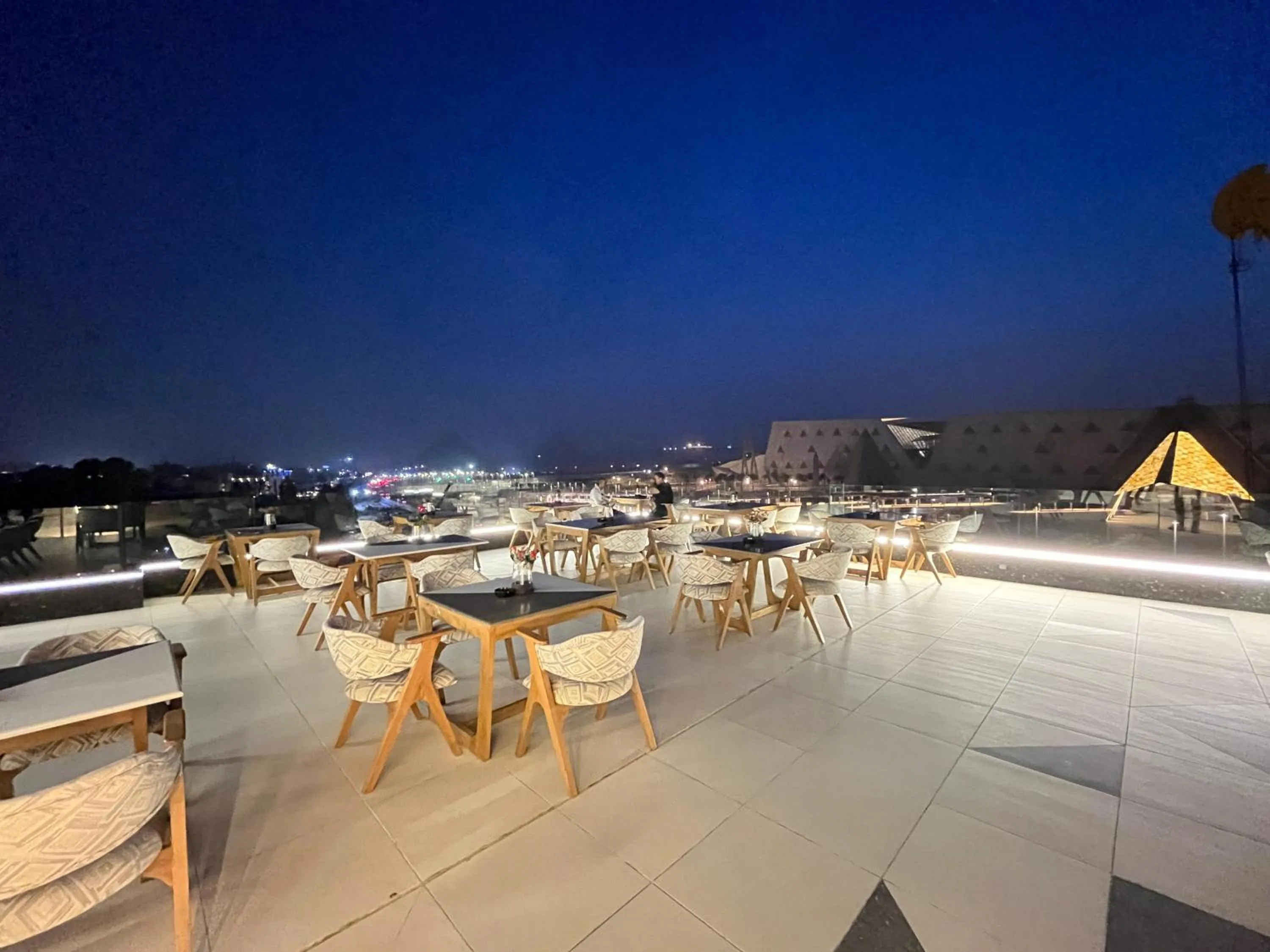 Restaurant/places to eat in Royal Great Pyramid INN