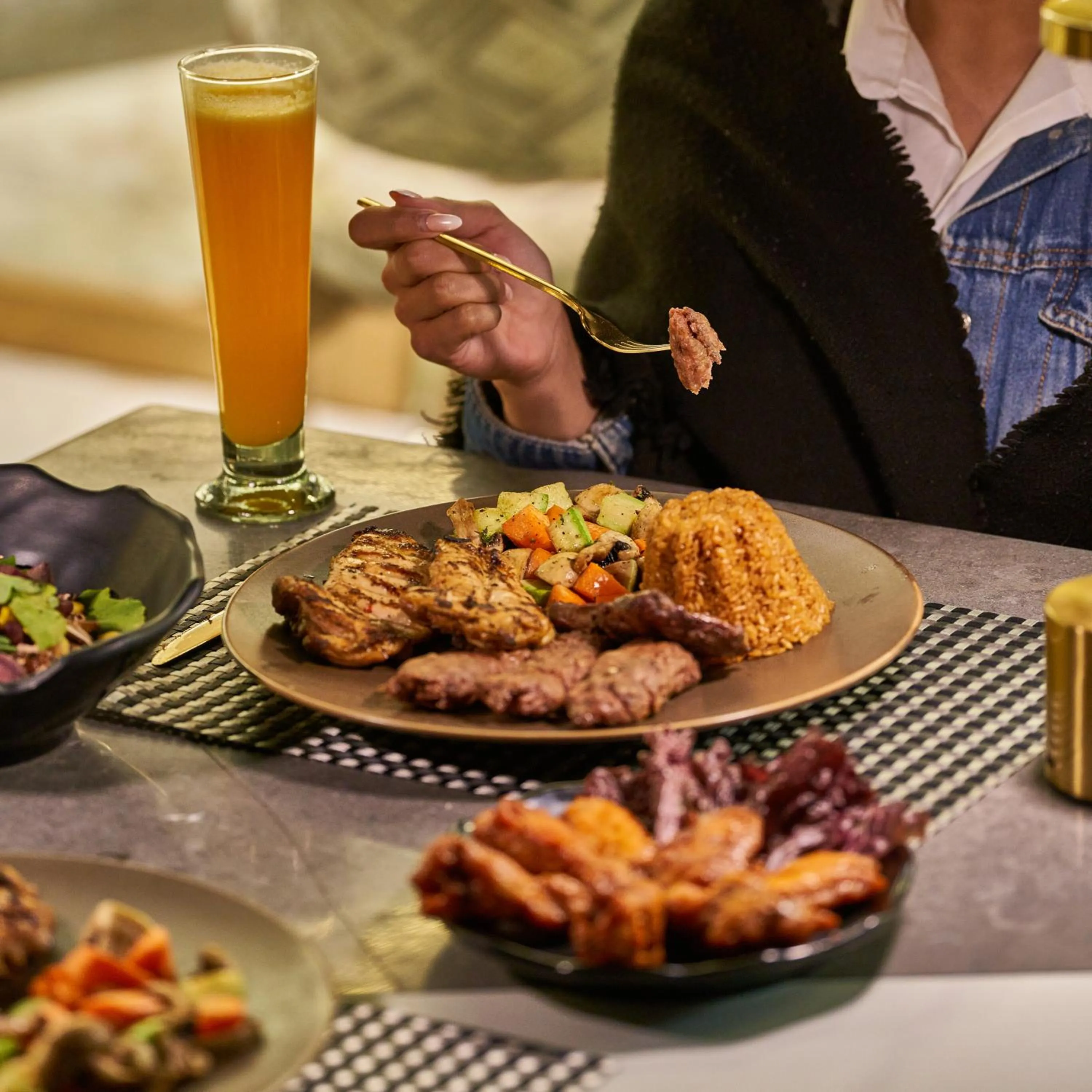 Restaurant/places to eat in Royal Great Pyramid INN