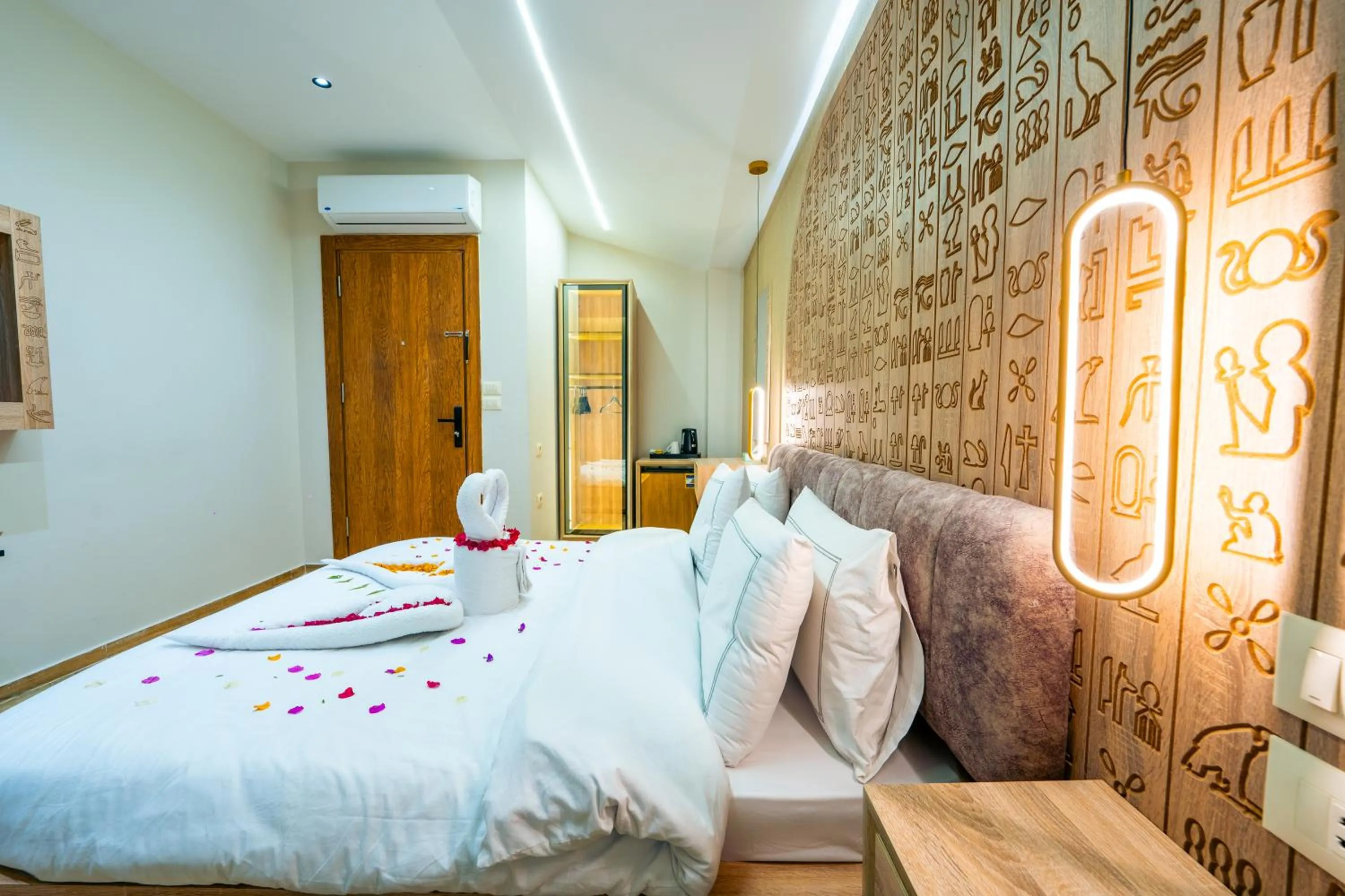 Bed in Royal Great Pyramid INN