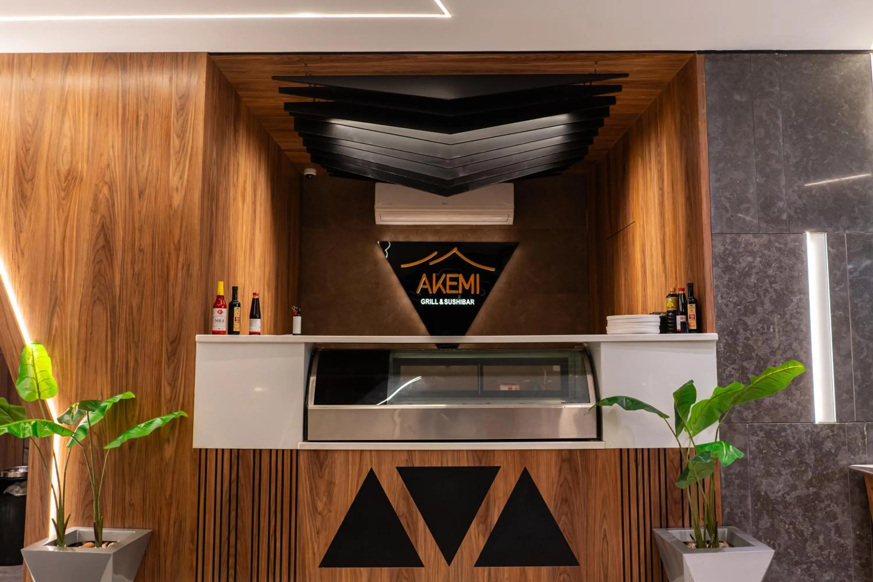 Restaurant/places to eat in Royal Great Pyramid INN