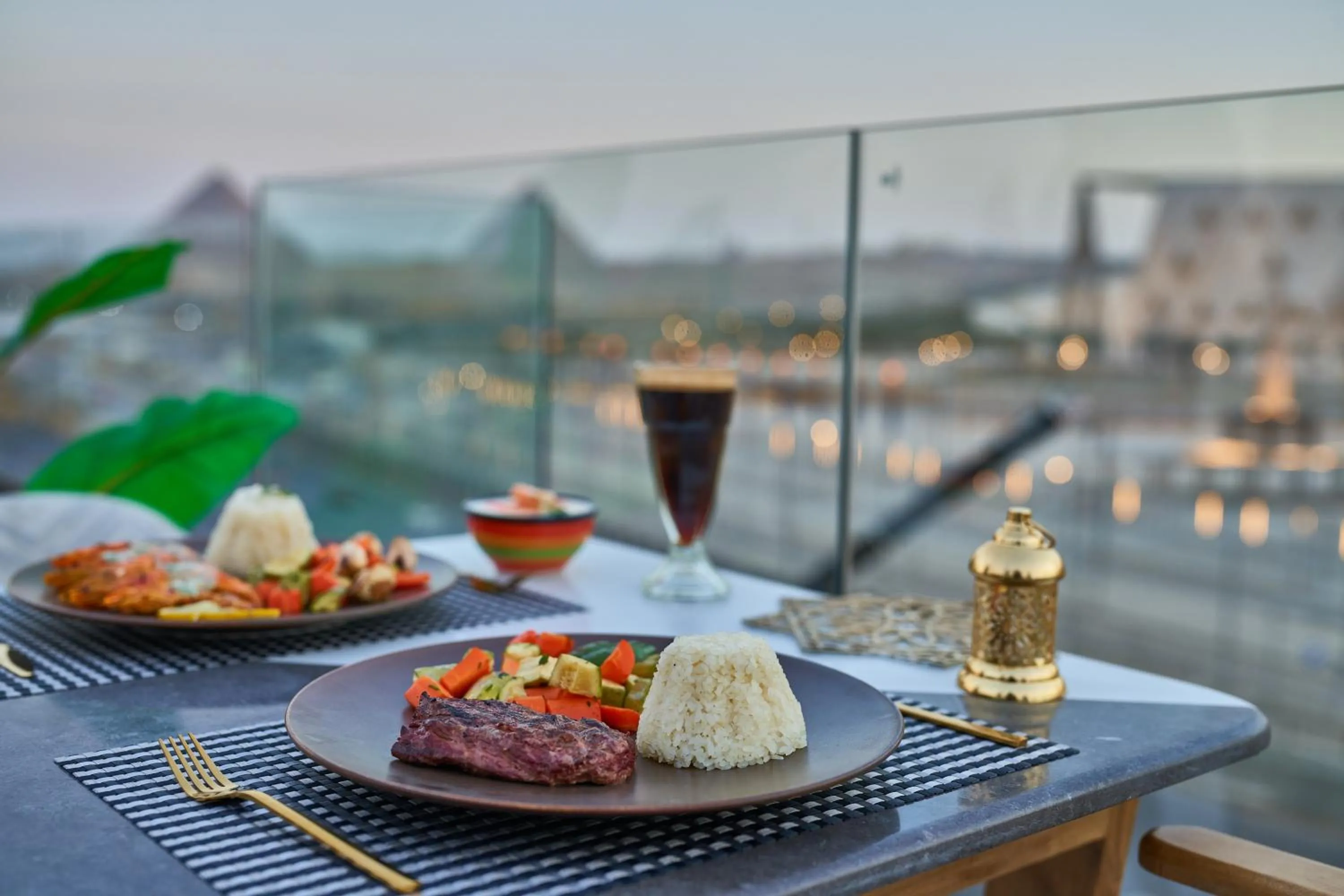 Restaurant/places to eat in Royal Great Pyramid INN