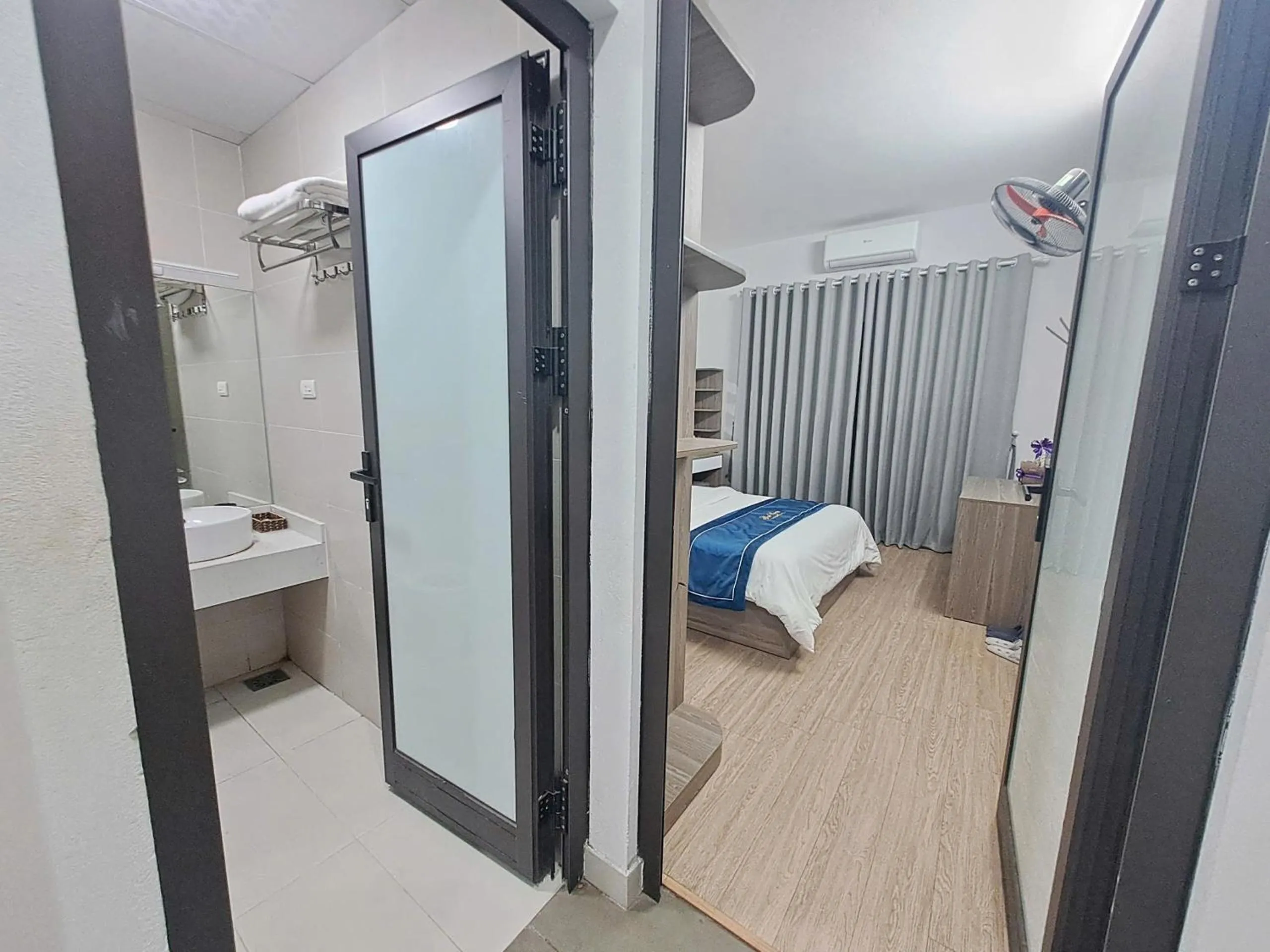 Shower, Bed in Blue Homestay Cau Giay