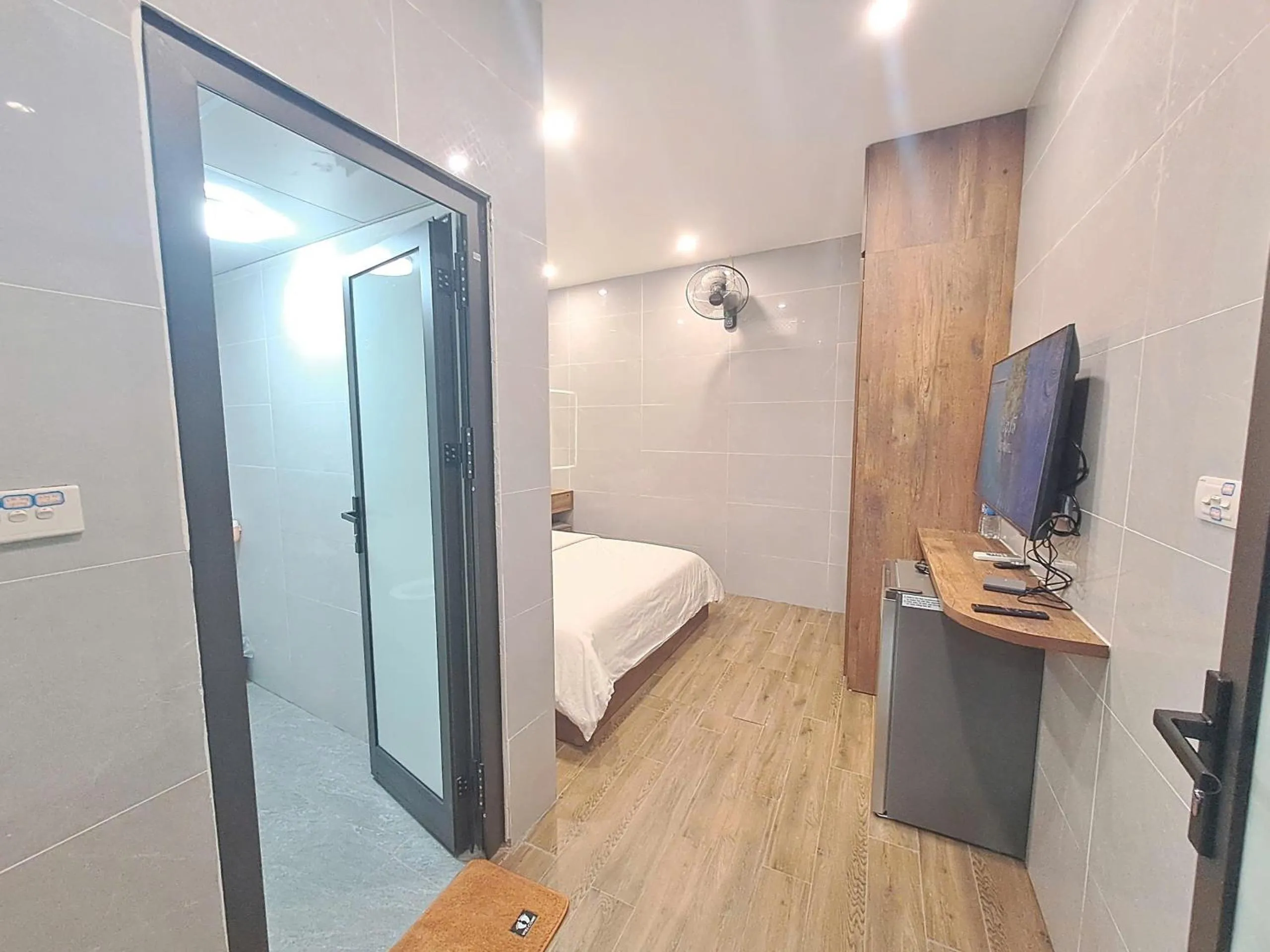 Photo of the whole room, Bed in Blue Homestay Cau Giay