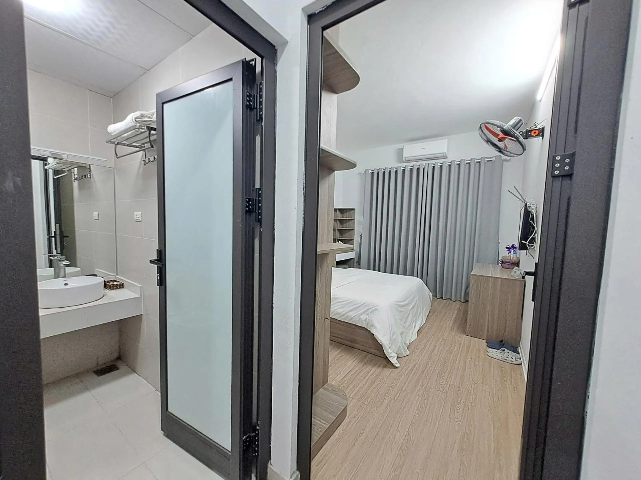 Shower, Bed in Blue Homestay Cau Giay