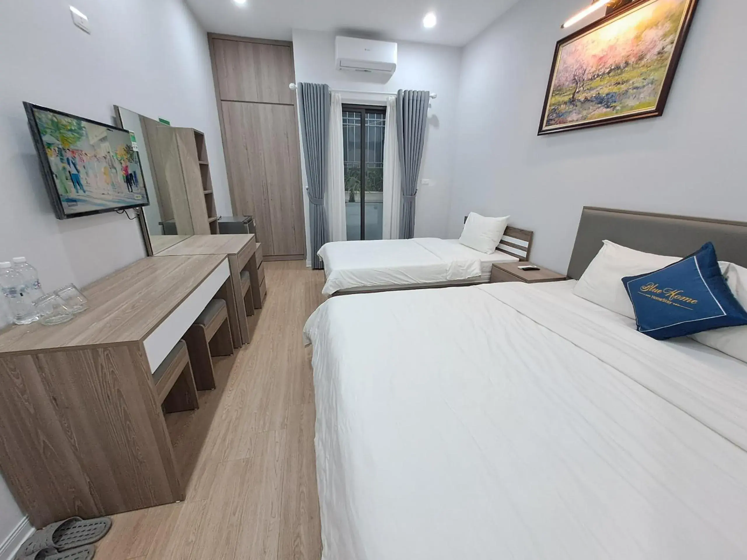 Triple Room with Balcony in Blue Home Homestay Ha Noi Triple Room with Balcony in Blue Home Homestay Ha Noi