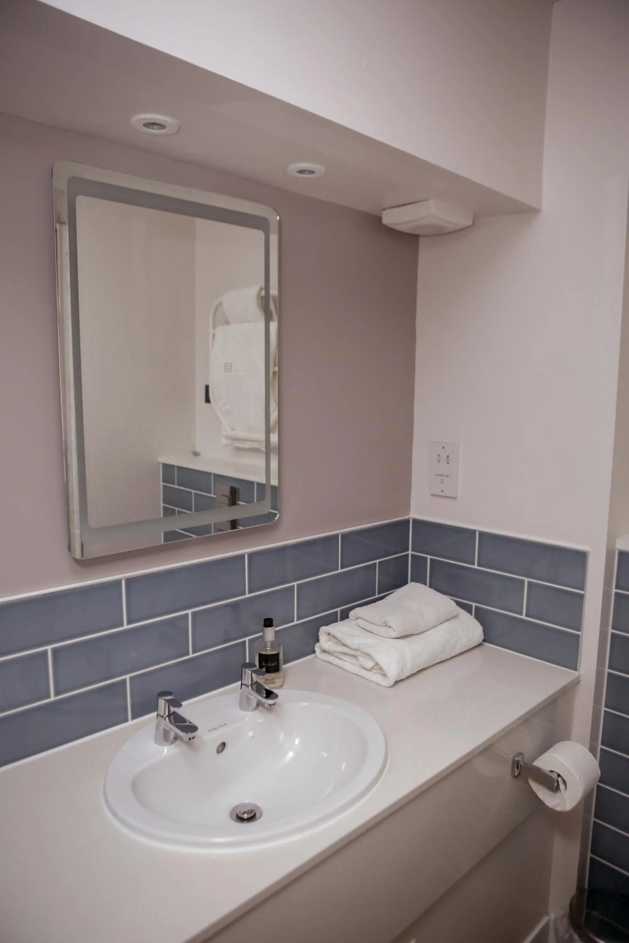 Bathroom in Bruntsfield Hotel