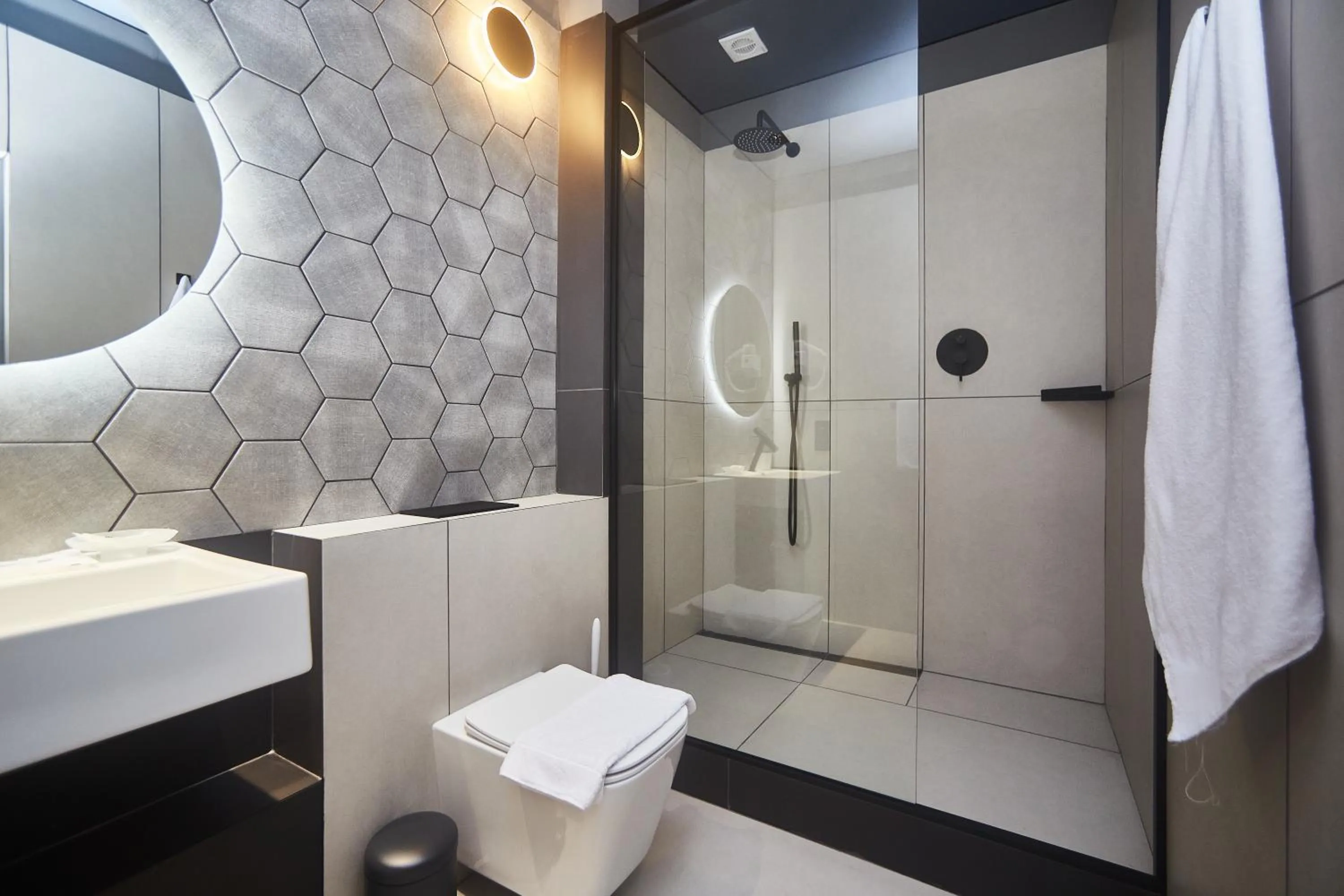 Shower in Ultramarinn Hotel