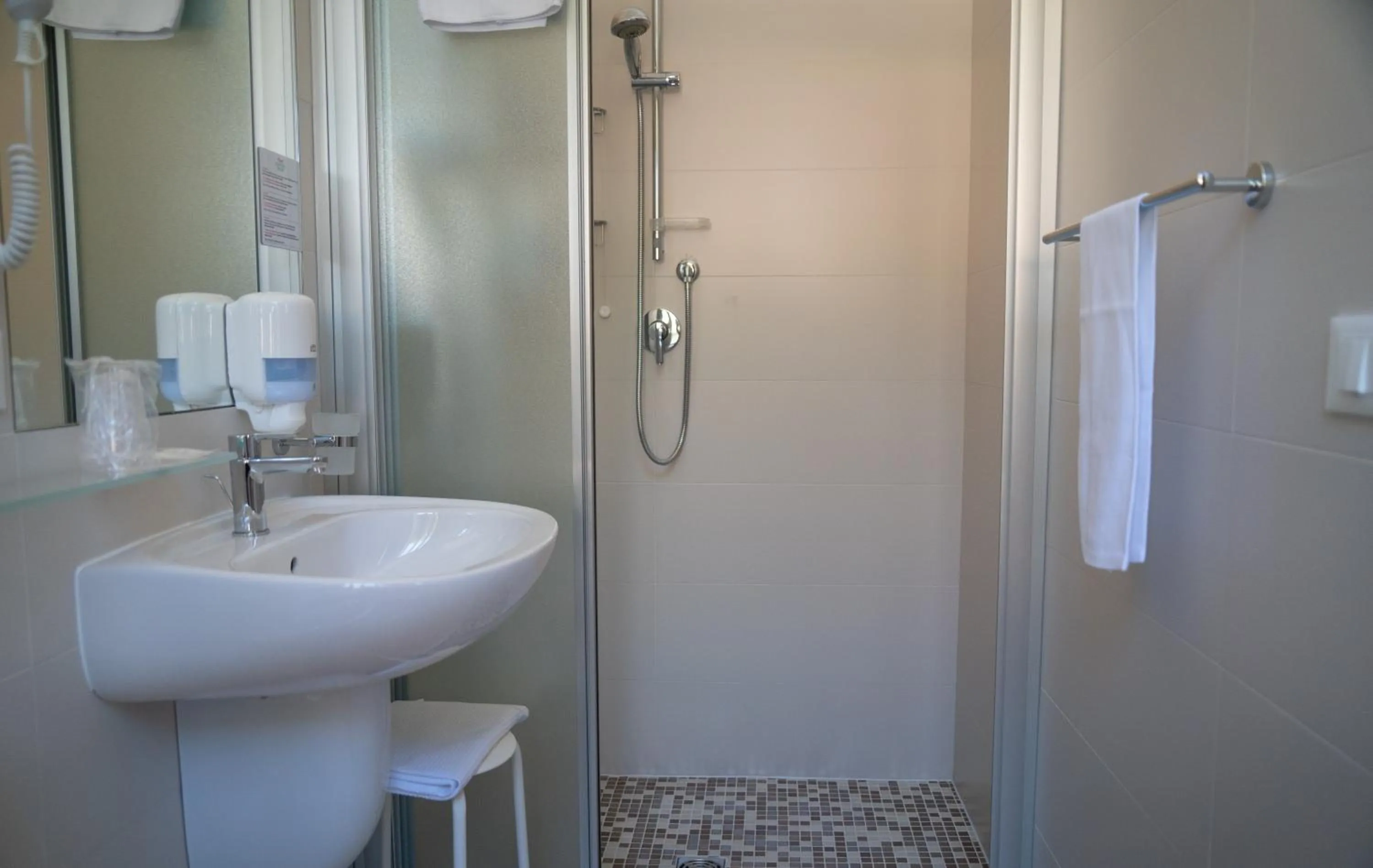 Shower in Hotel Quattro Palme