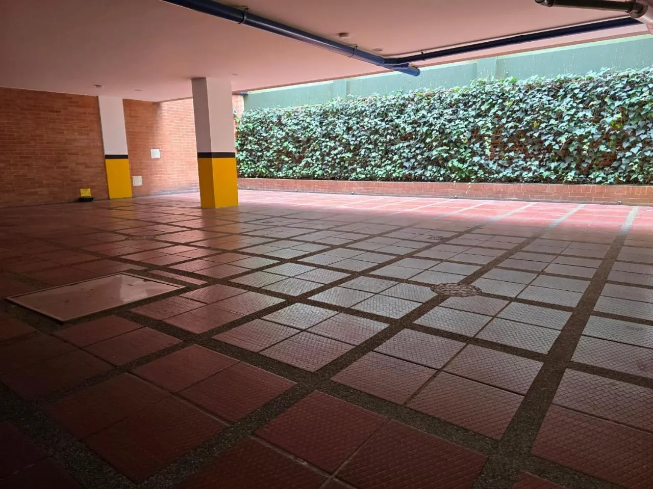 Parking in Hotel Castellana 100 Bogota By Hoteles Confort 80