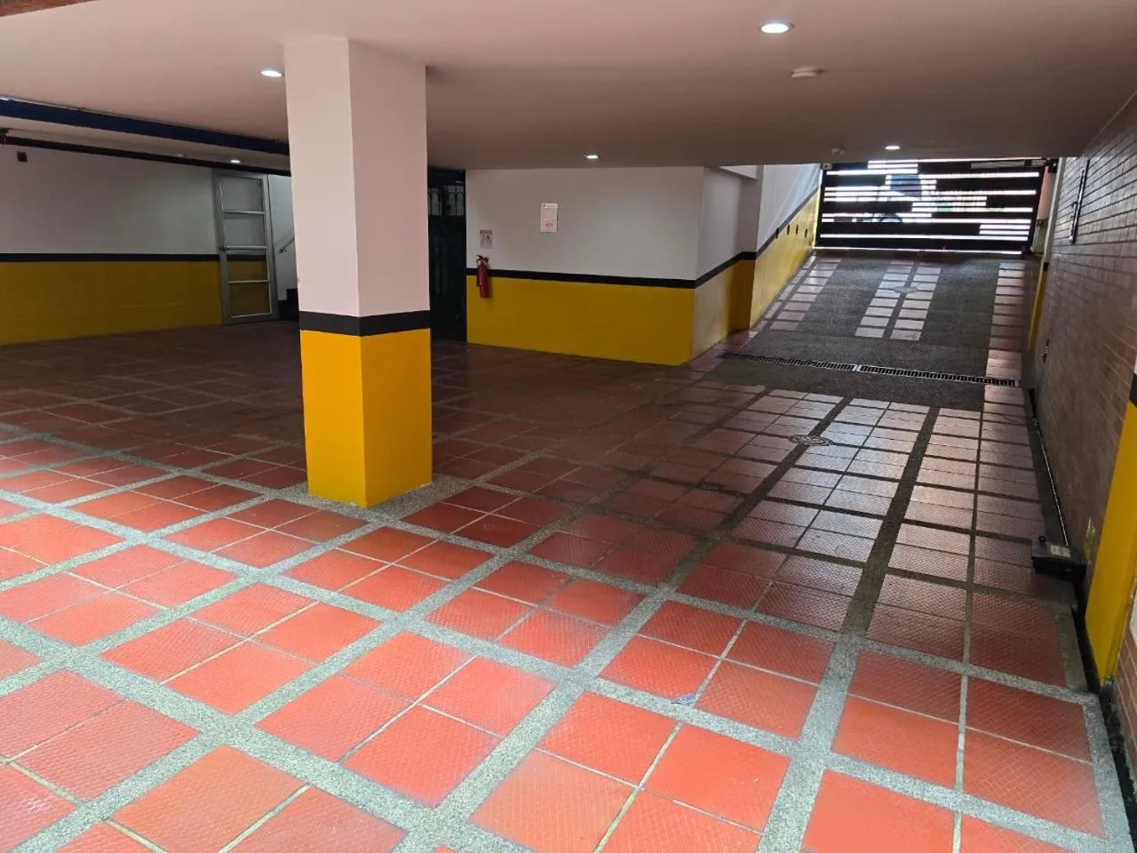 Parking in Hotel Castellana 100 Bogota By Hoteles Confort 80