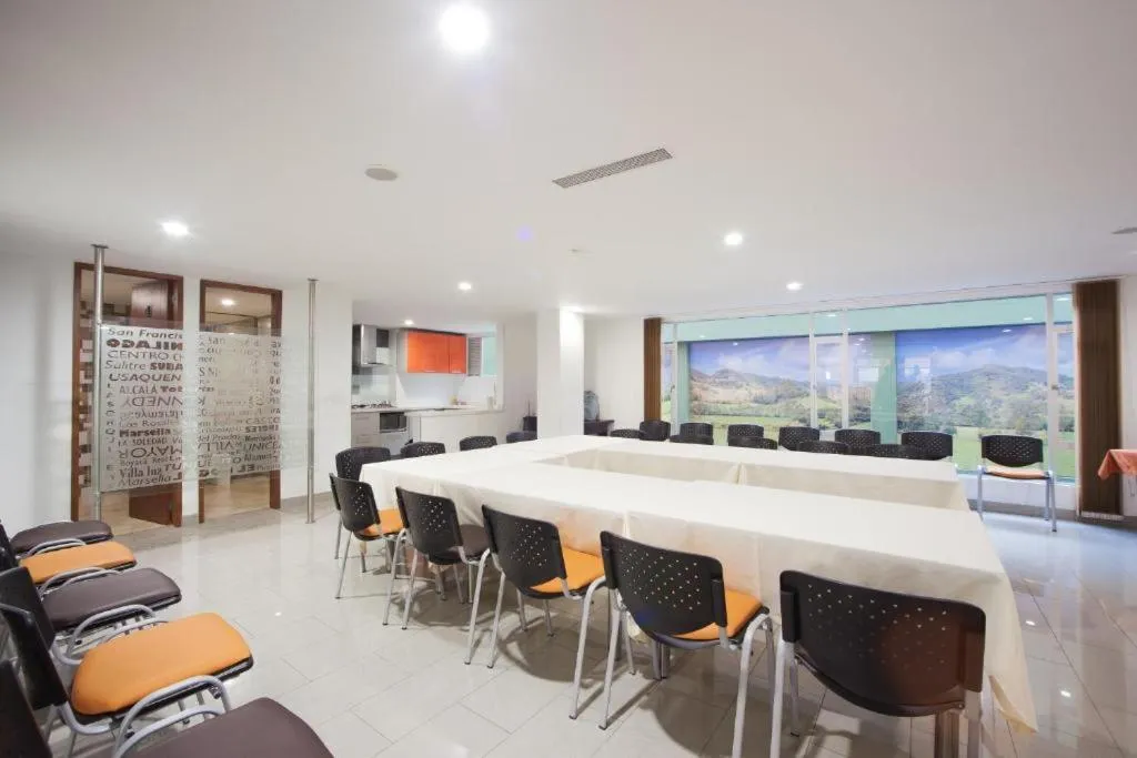 Restaurant/places to eat in Hotel Castellana 100 Bogota By Hoteles Confort 80