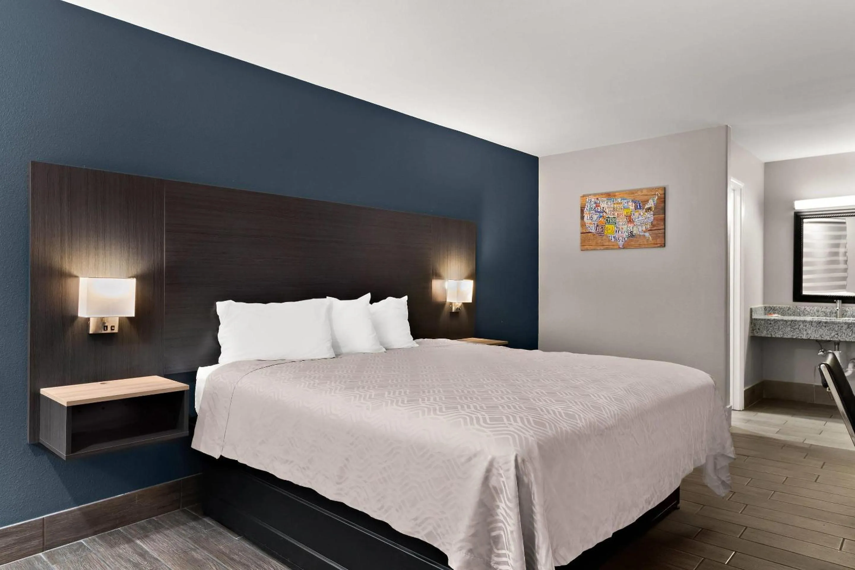 Bedroom, Bed in Econo Lodge Inn & Suites Laredo - Nuevo Laredo