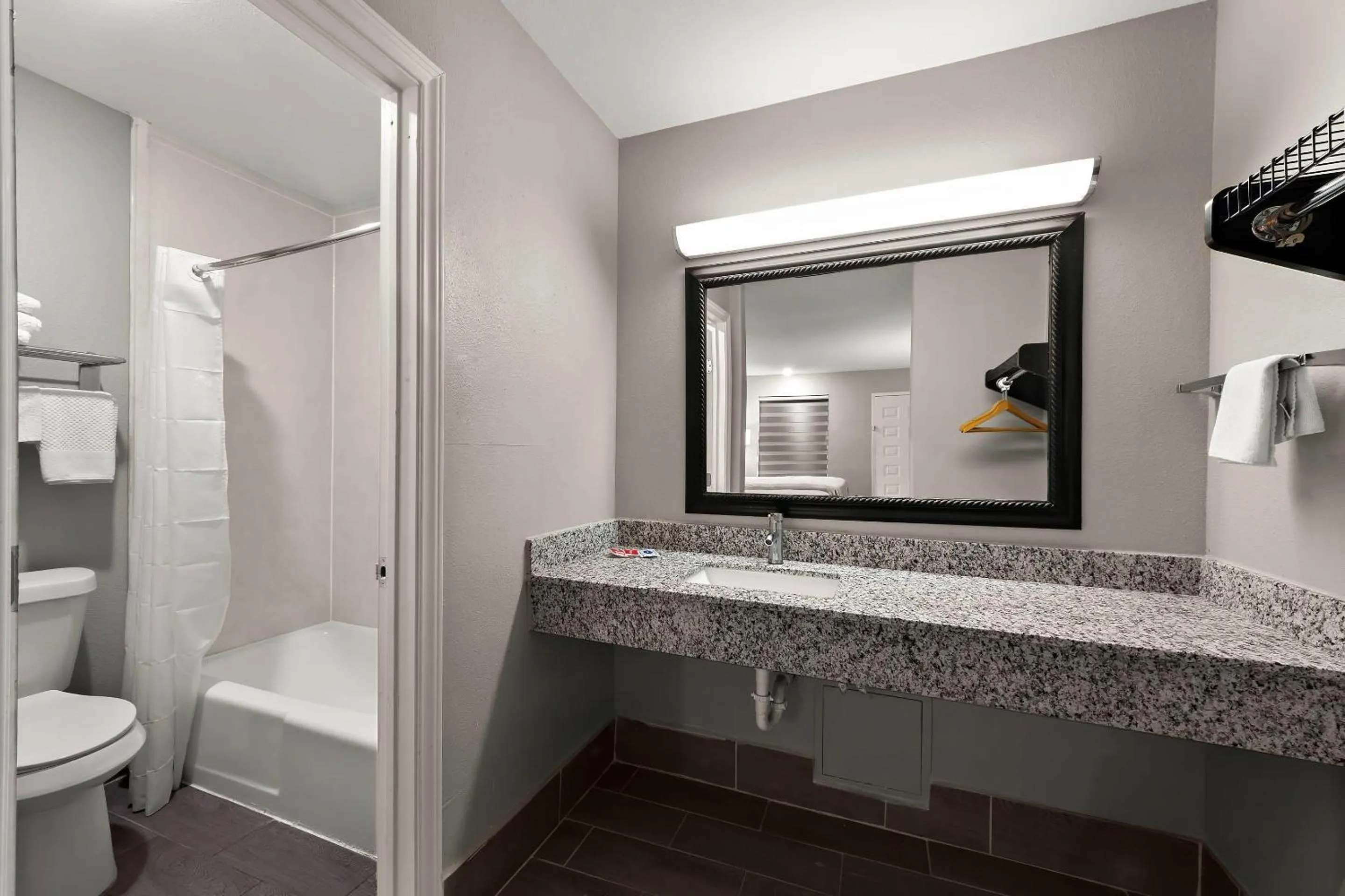 Bedroom in Econo Lodge Inn & Suites Laredo - Nuevo Laredo