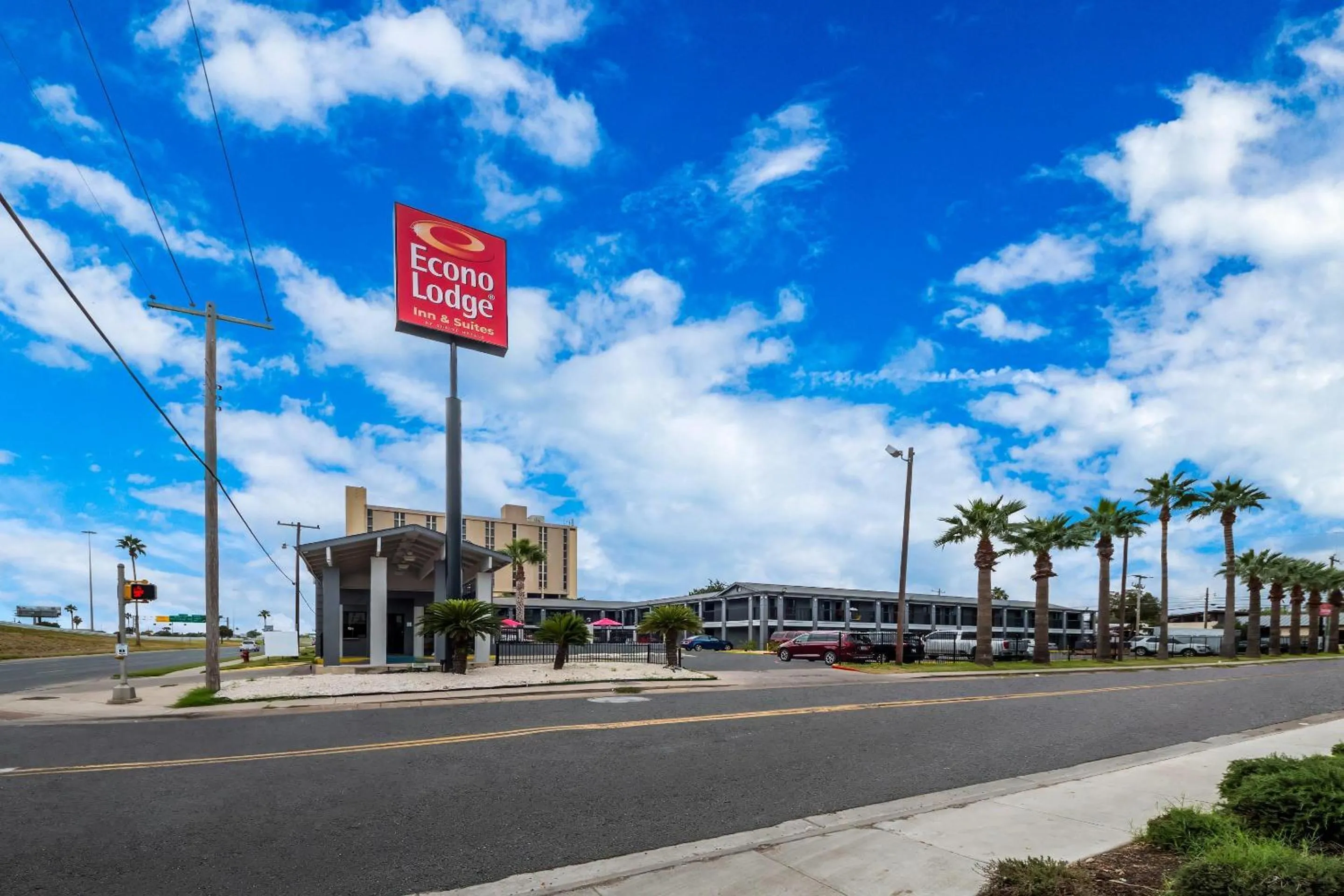 Property building in Econo Lodge Inn & Suites Laredo - Nuevo Laredo