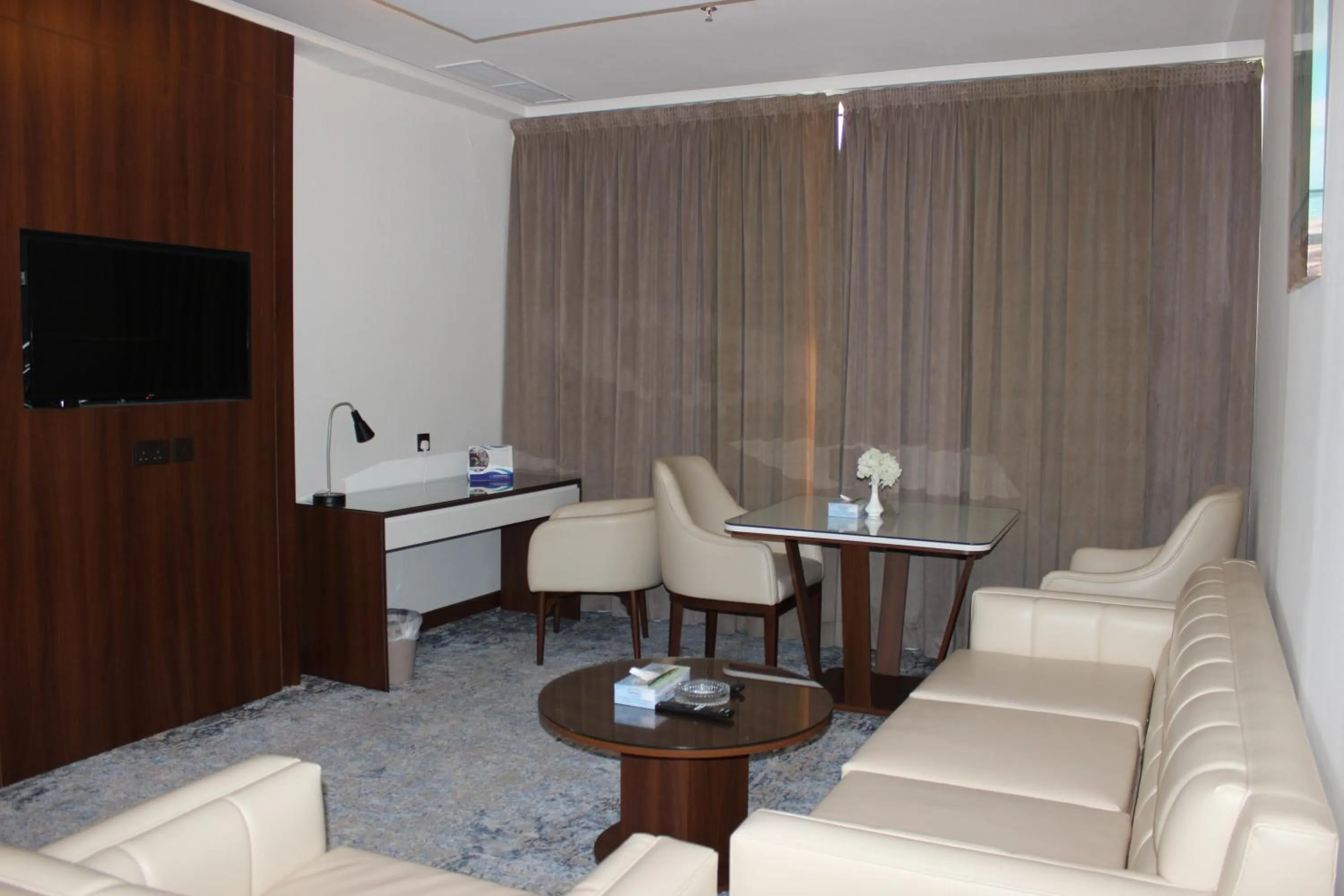 Dolphin Continental Hotel