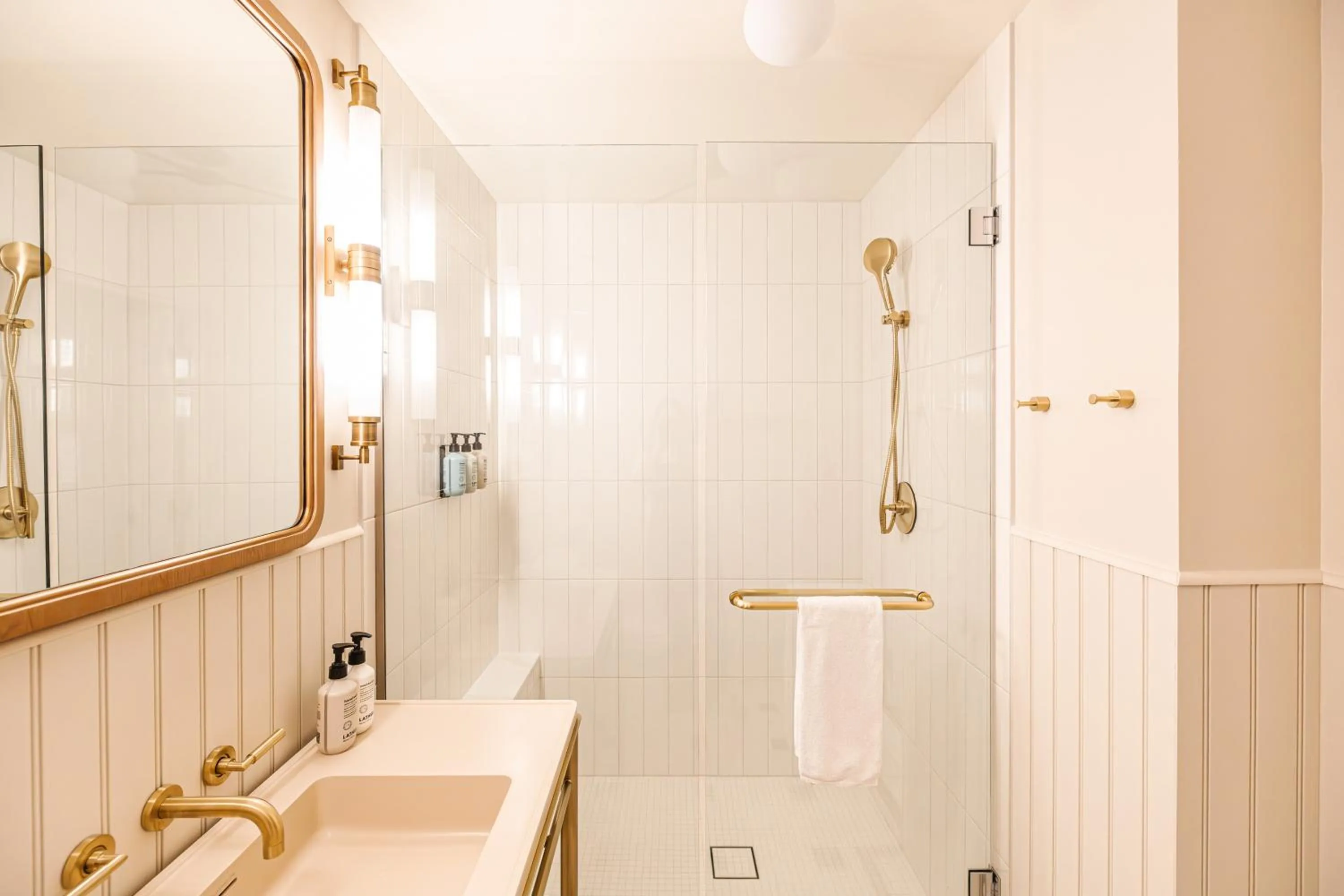 Shower in Hutton Hotel