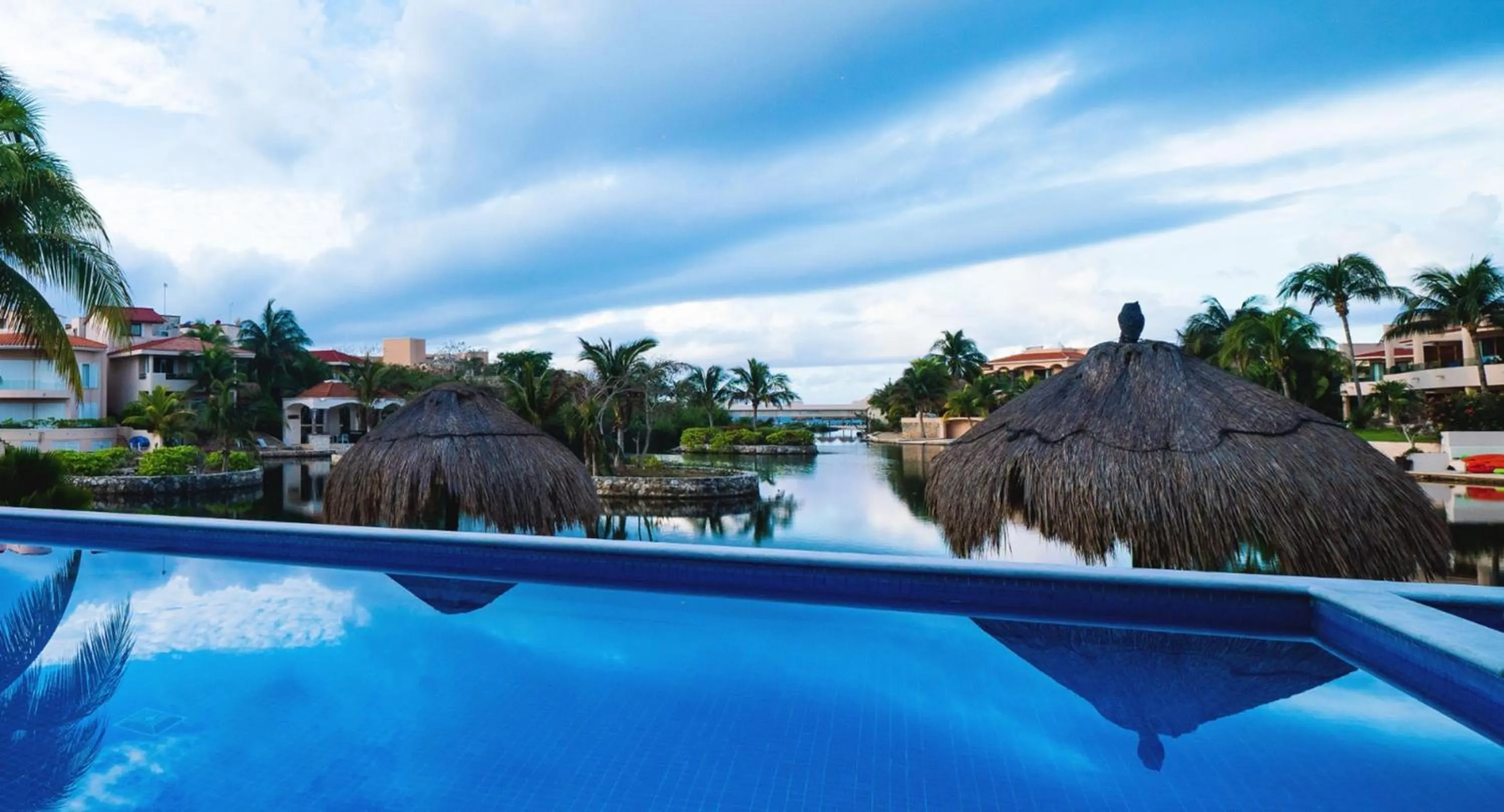 Swimming pool in Aventuras Club