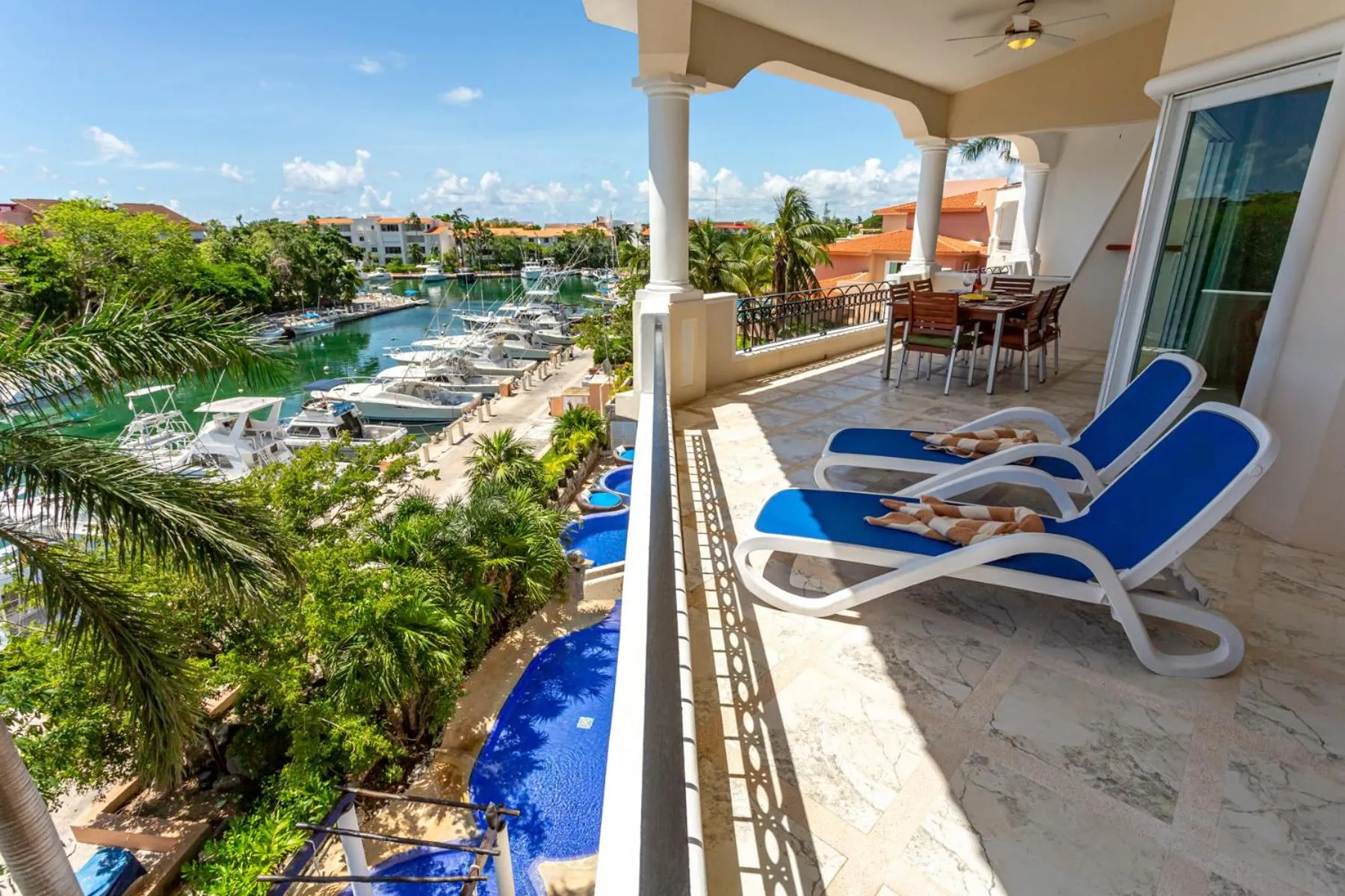 Swimming pool in Aventuras Club