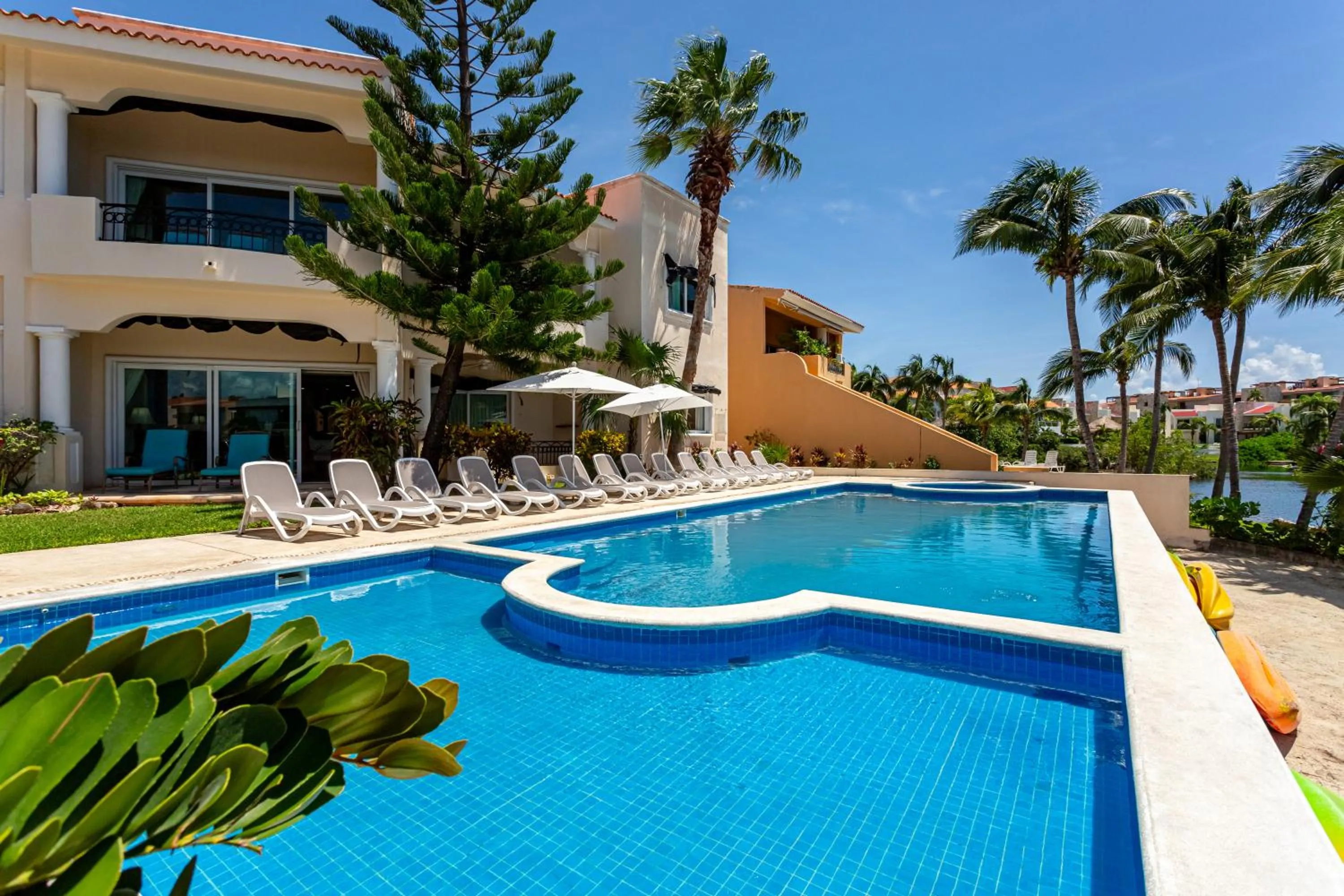 Swimming pool in Aventuras Club