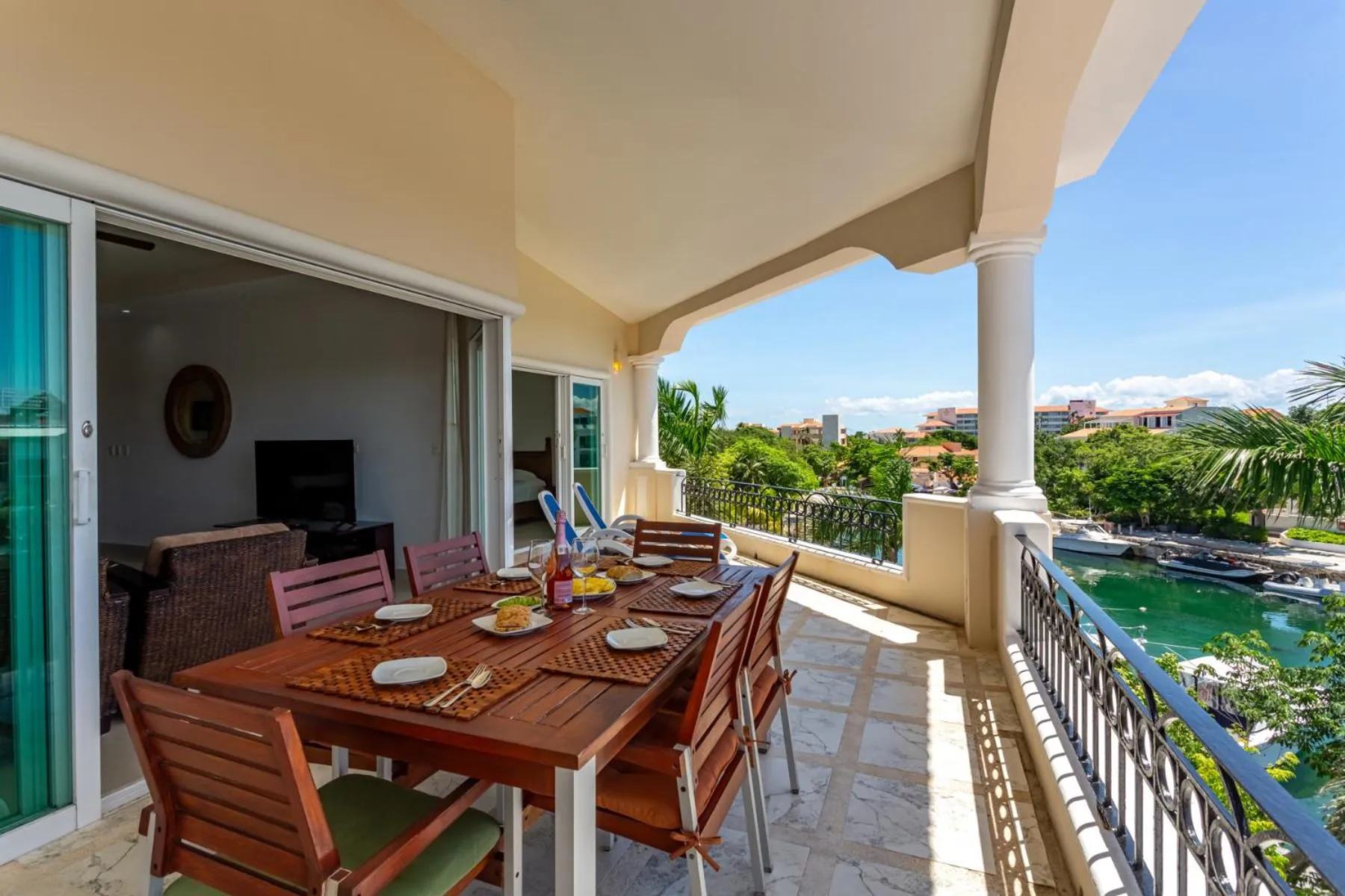 Communal lounge/ TV room in Aventuras Club