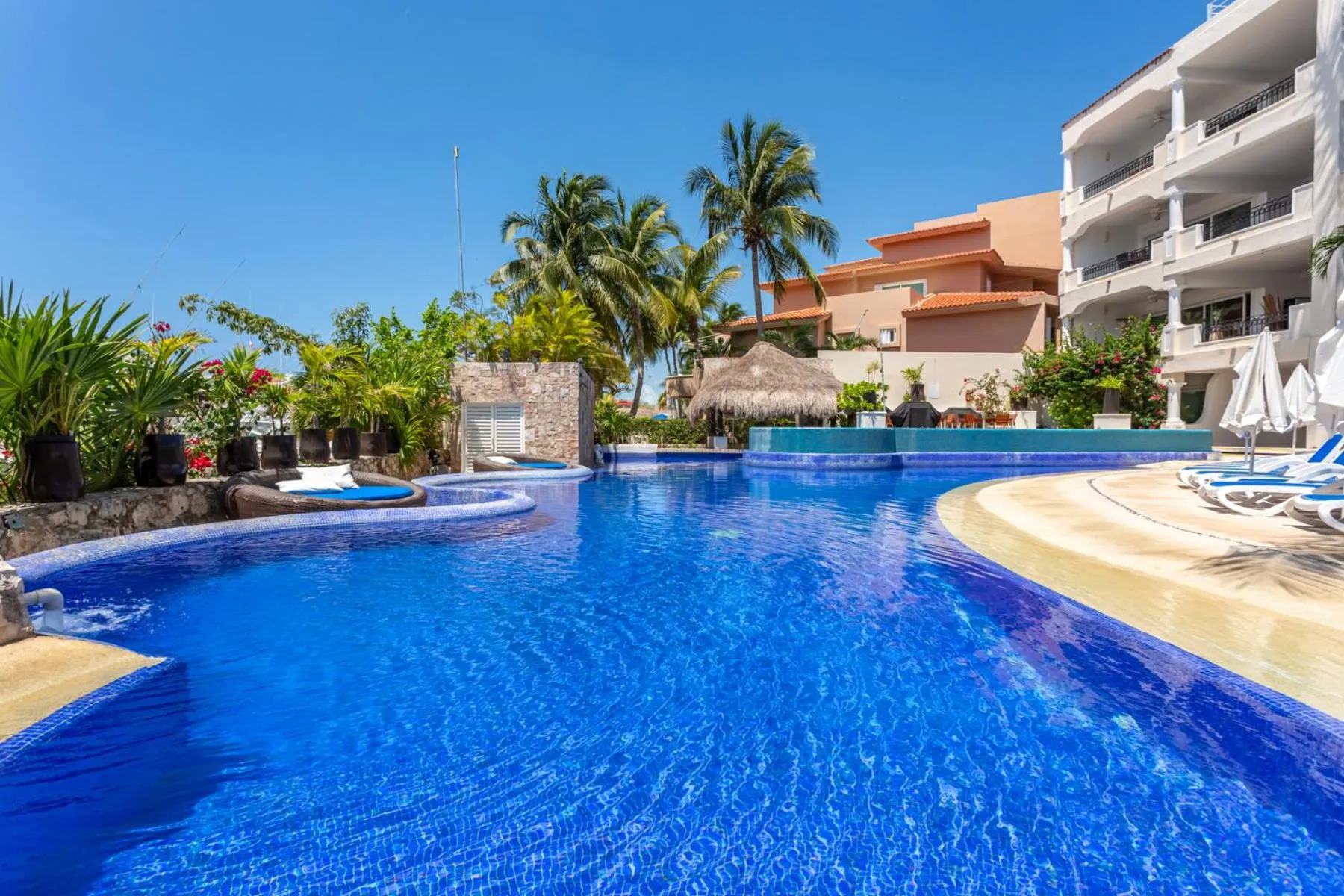 Swimming pool in Aventuras Club