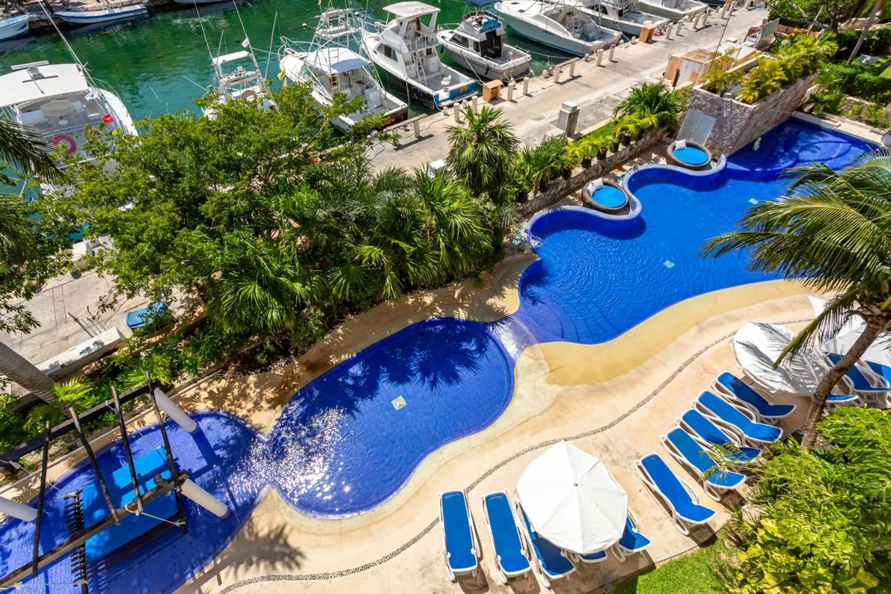 Swimming pool in Aventuras Club