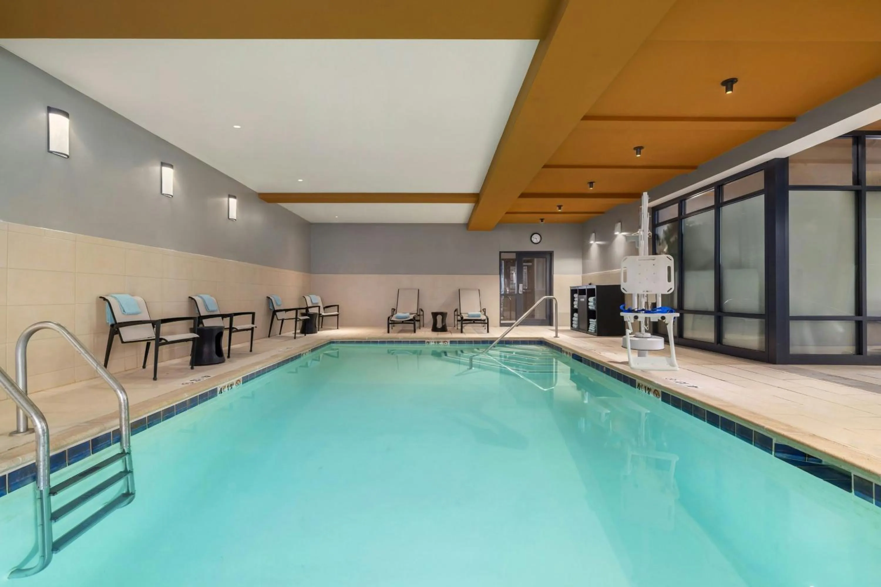 Swimming pool in Courtyard by Marriott Portland Downtown/Waterfront