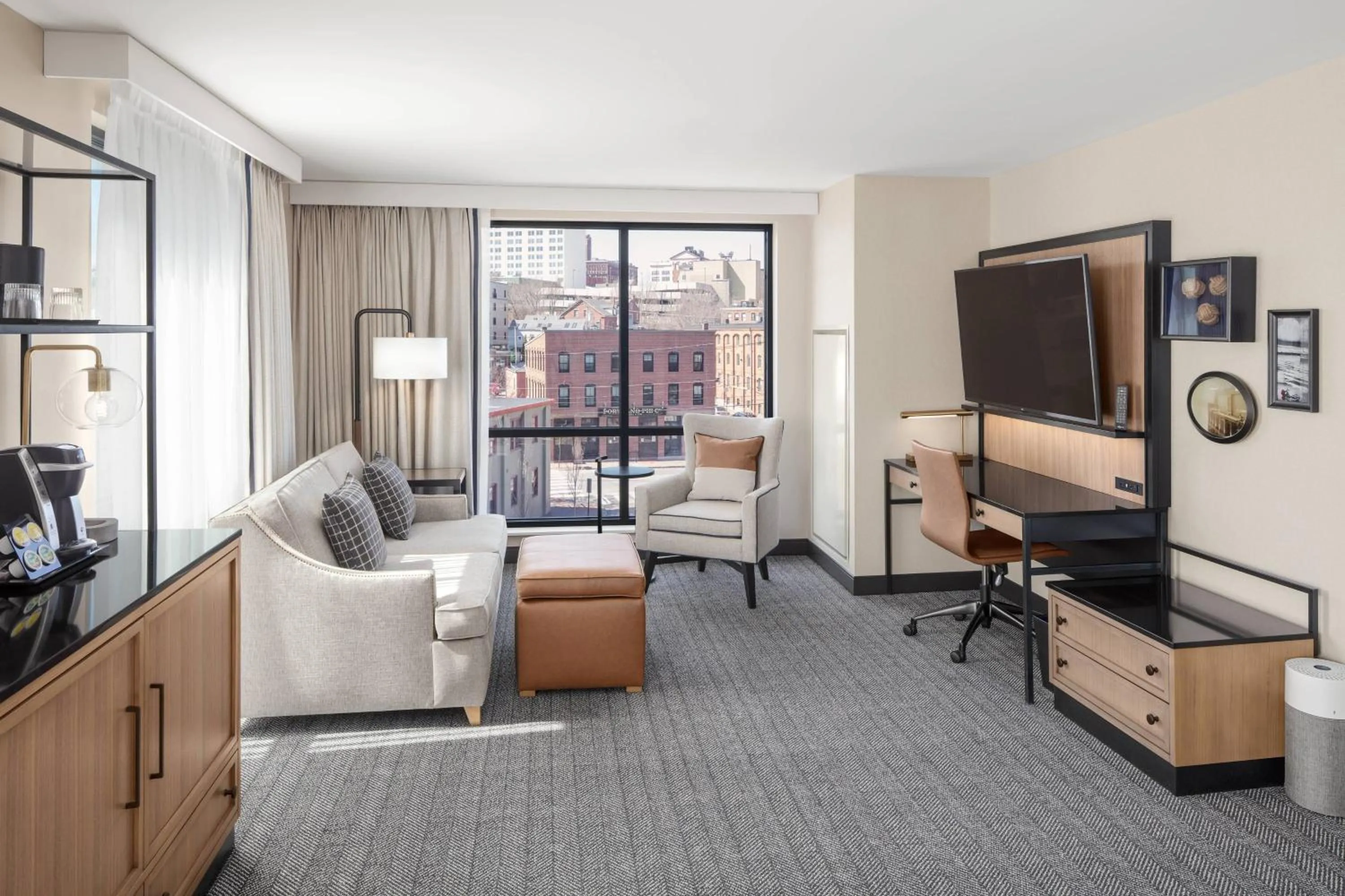 Living room in Courtyard by Marriott Portland Downtown/Waterfront