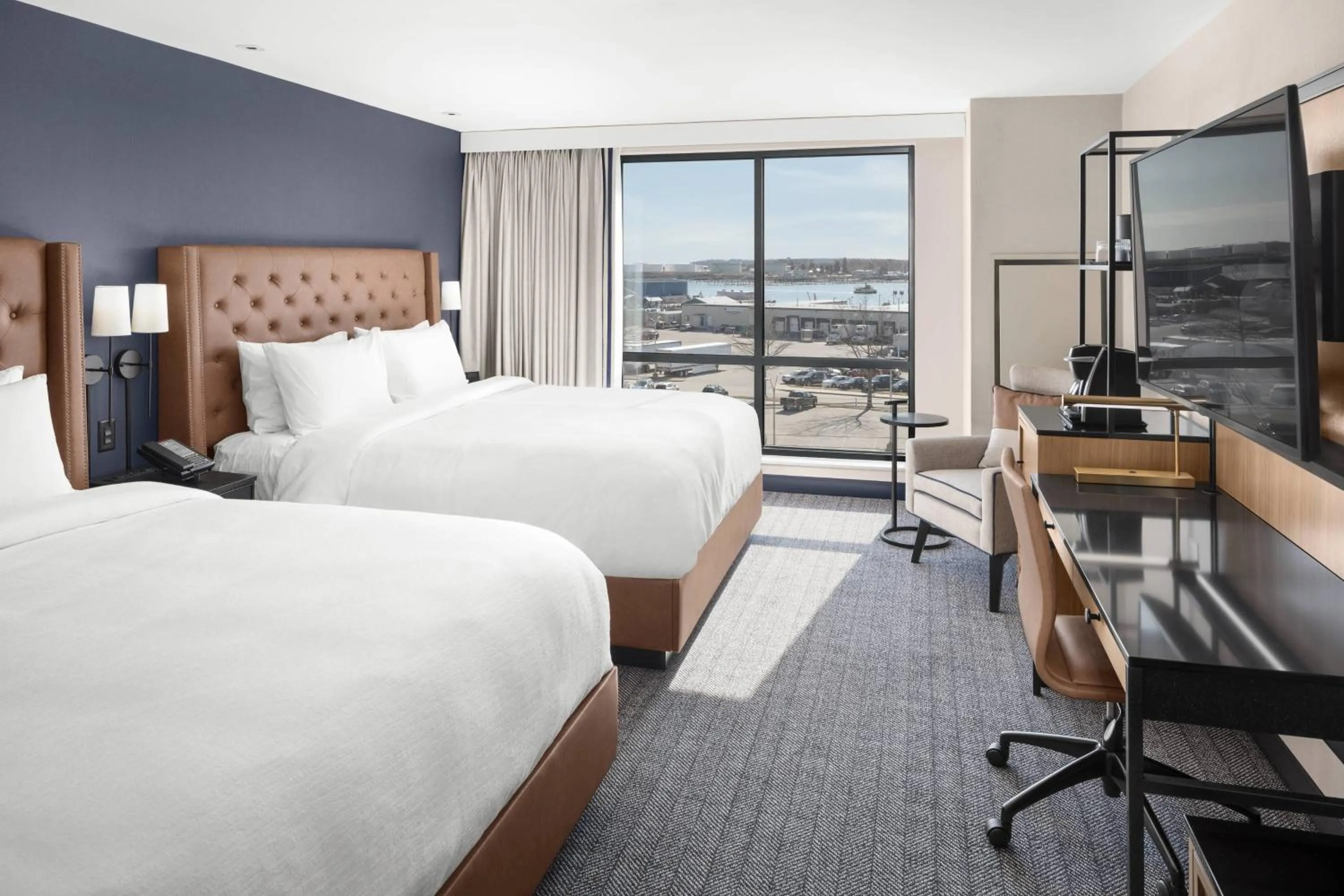 Photo of the whole room, Bed in Courtyard by Marriott Portland Downtown/Waterfront