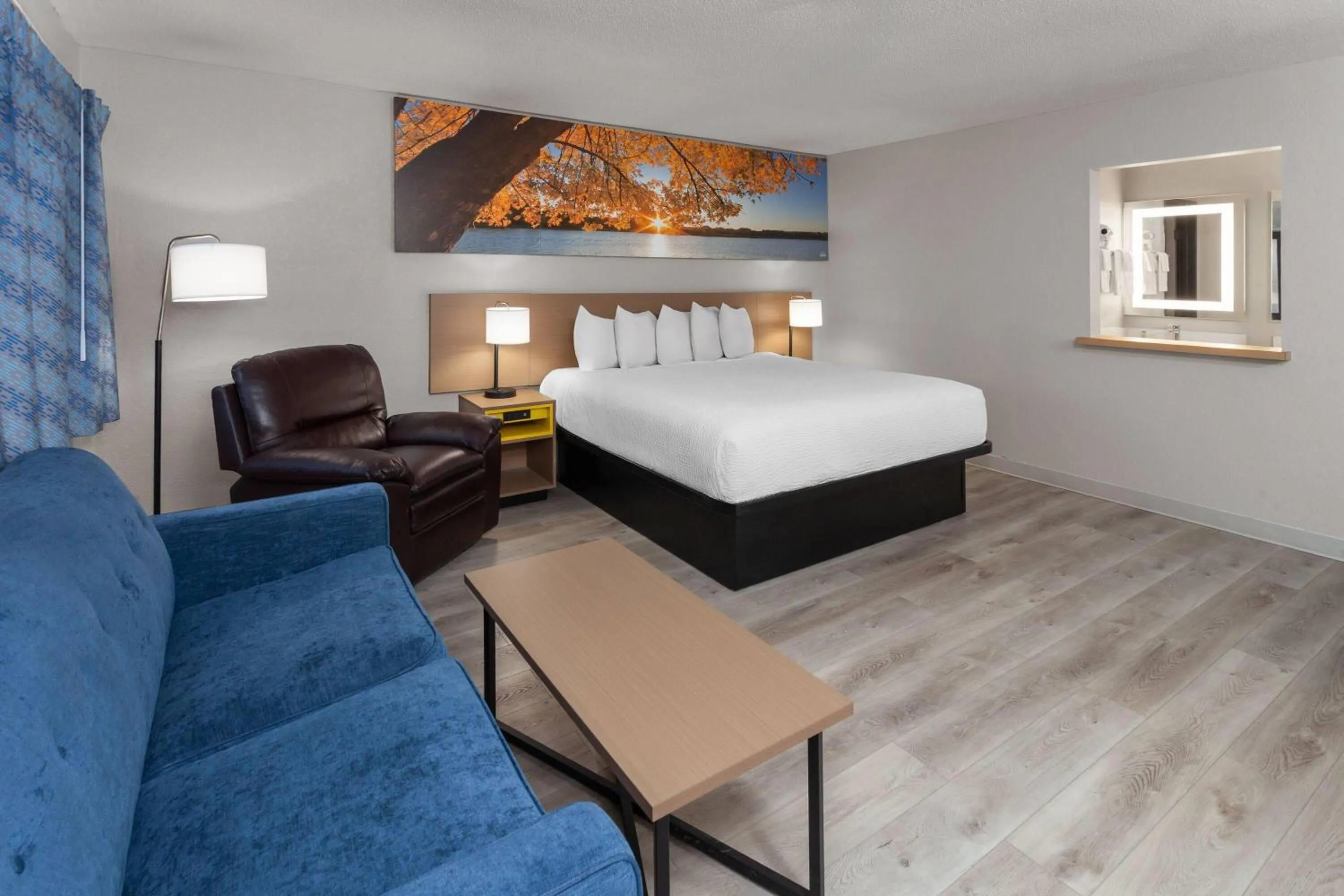 Photo of the whole room, Bed in Days Inn by Wyndham Mason City