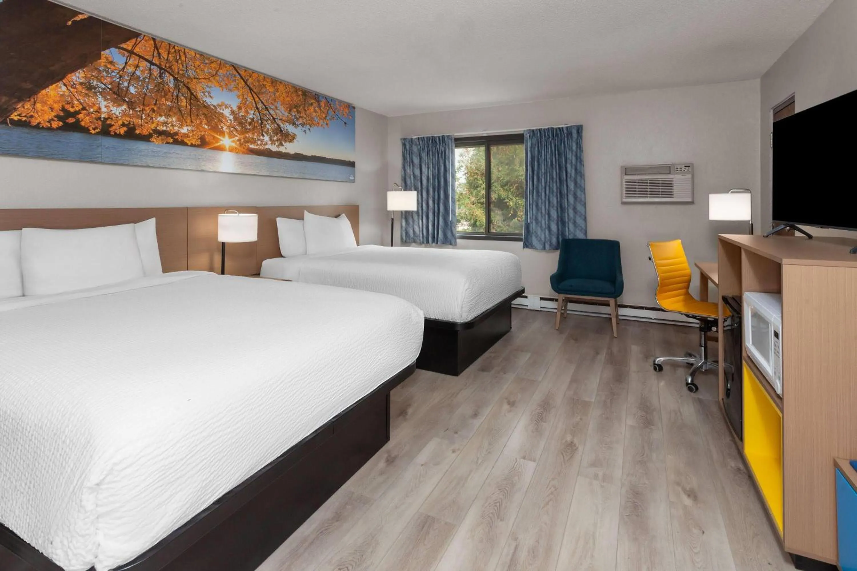 Photo of the whole room, Bed in Days Inn by Wyndham Mason City