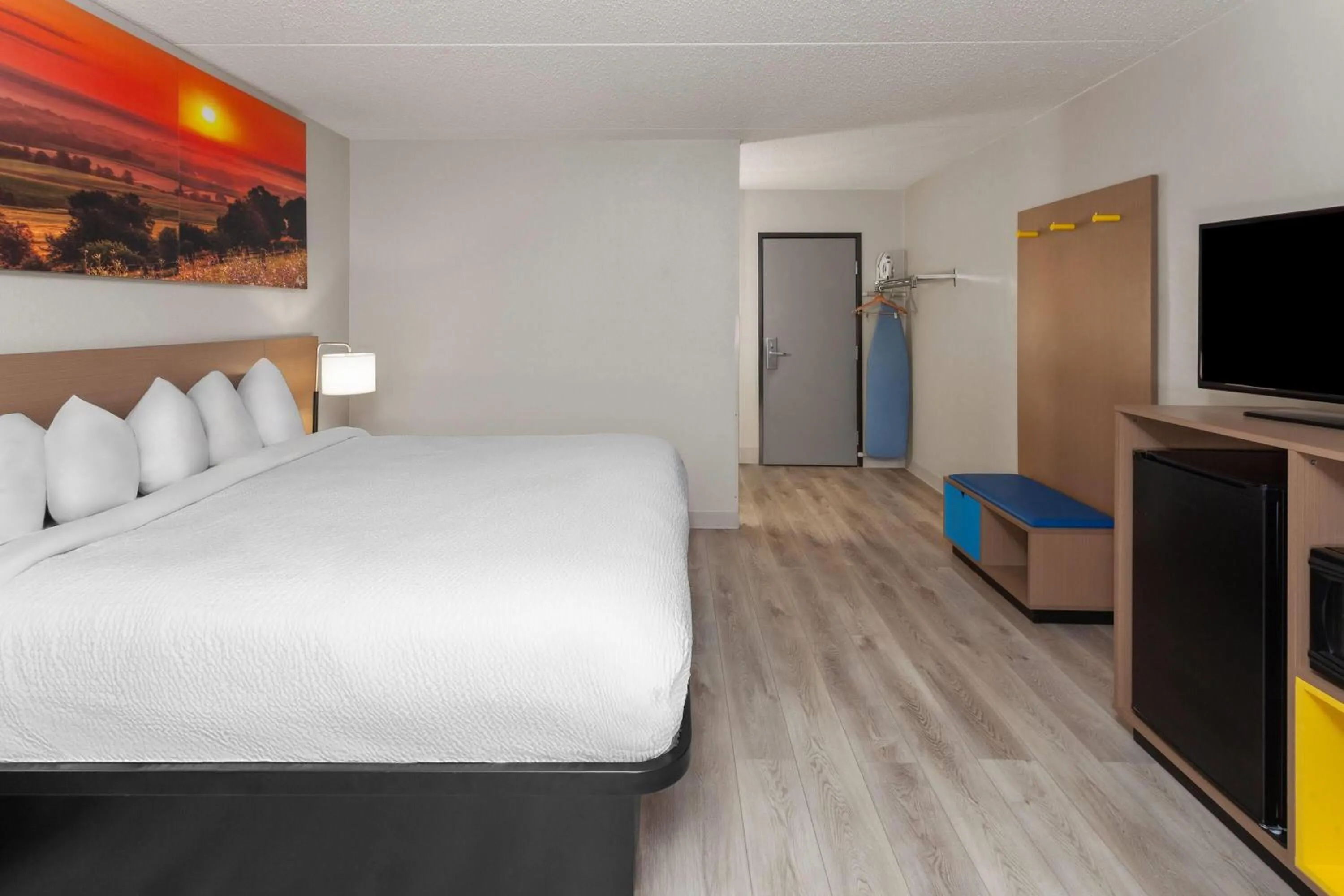 Photo of the whole room, Bed in Days Inn by Wyndham Mason City