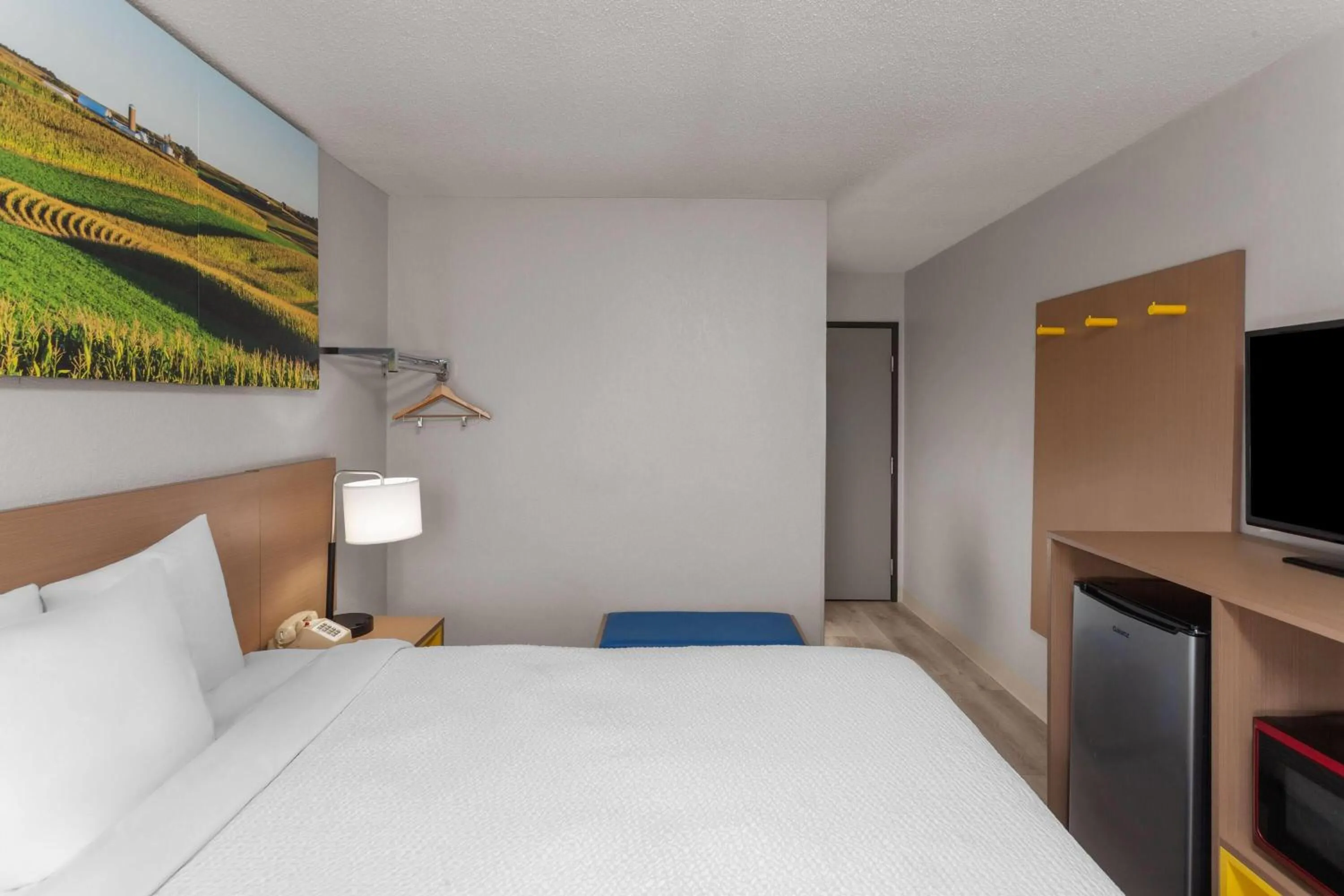 Photo of the whole room, Bed in Days Inn by Wyndham Mason City