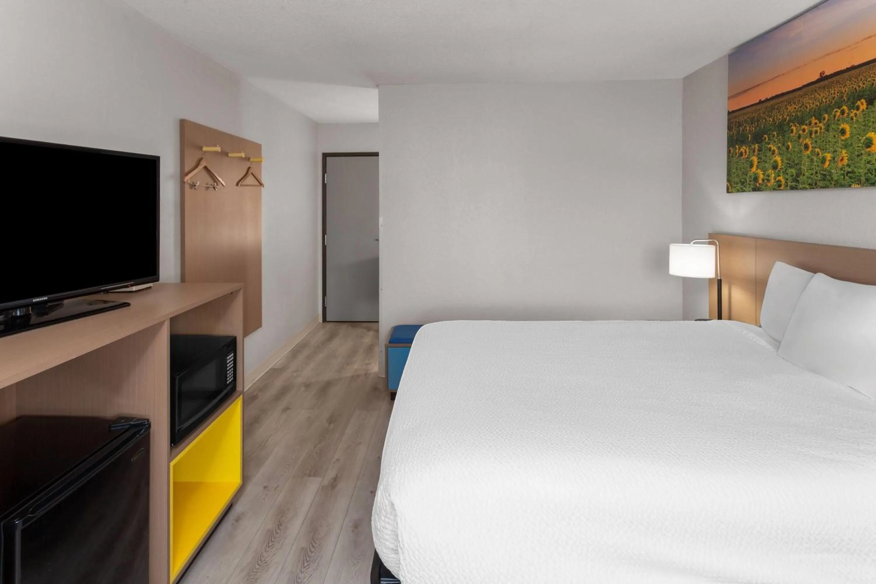 Photo of the whole room, Bed in Days Inn by Wyndham Mason City