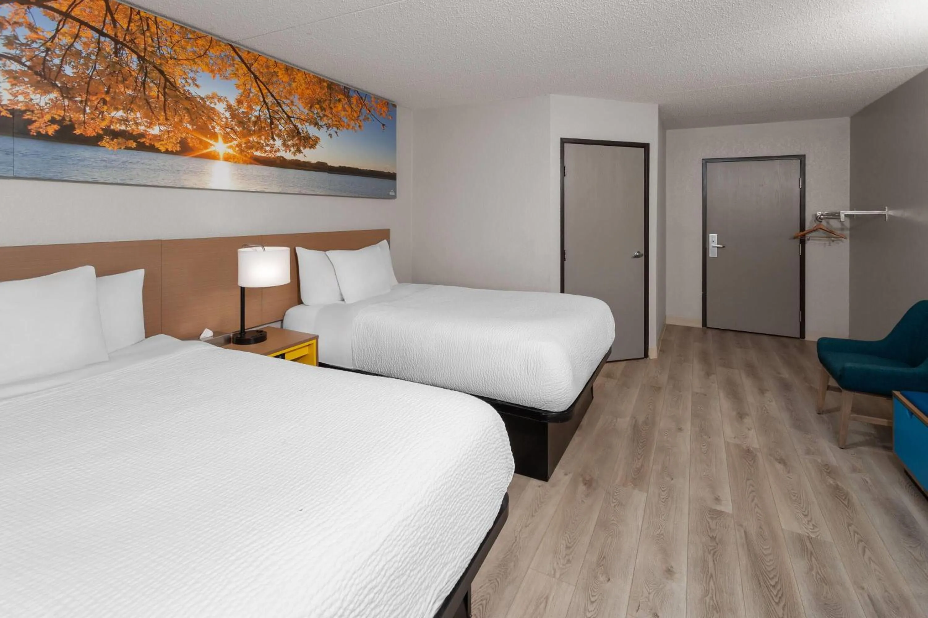 Photo of the whole room, Bed in Days Inn by Wyndham Mason City