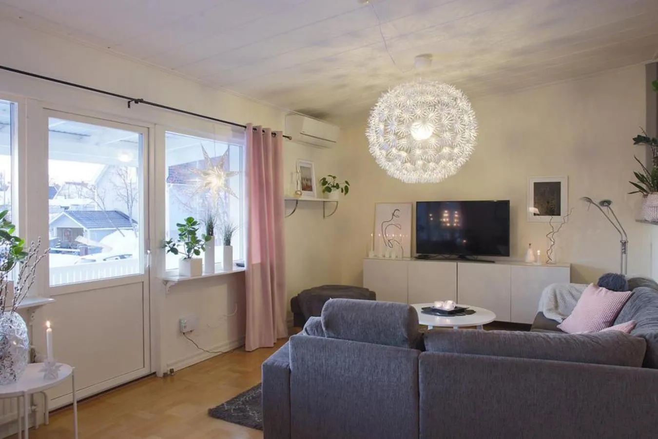 Communal lounge/ TV room in Aurora Cabin