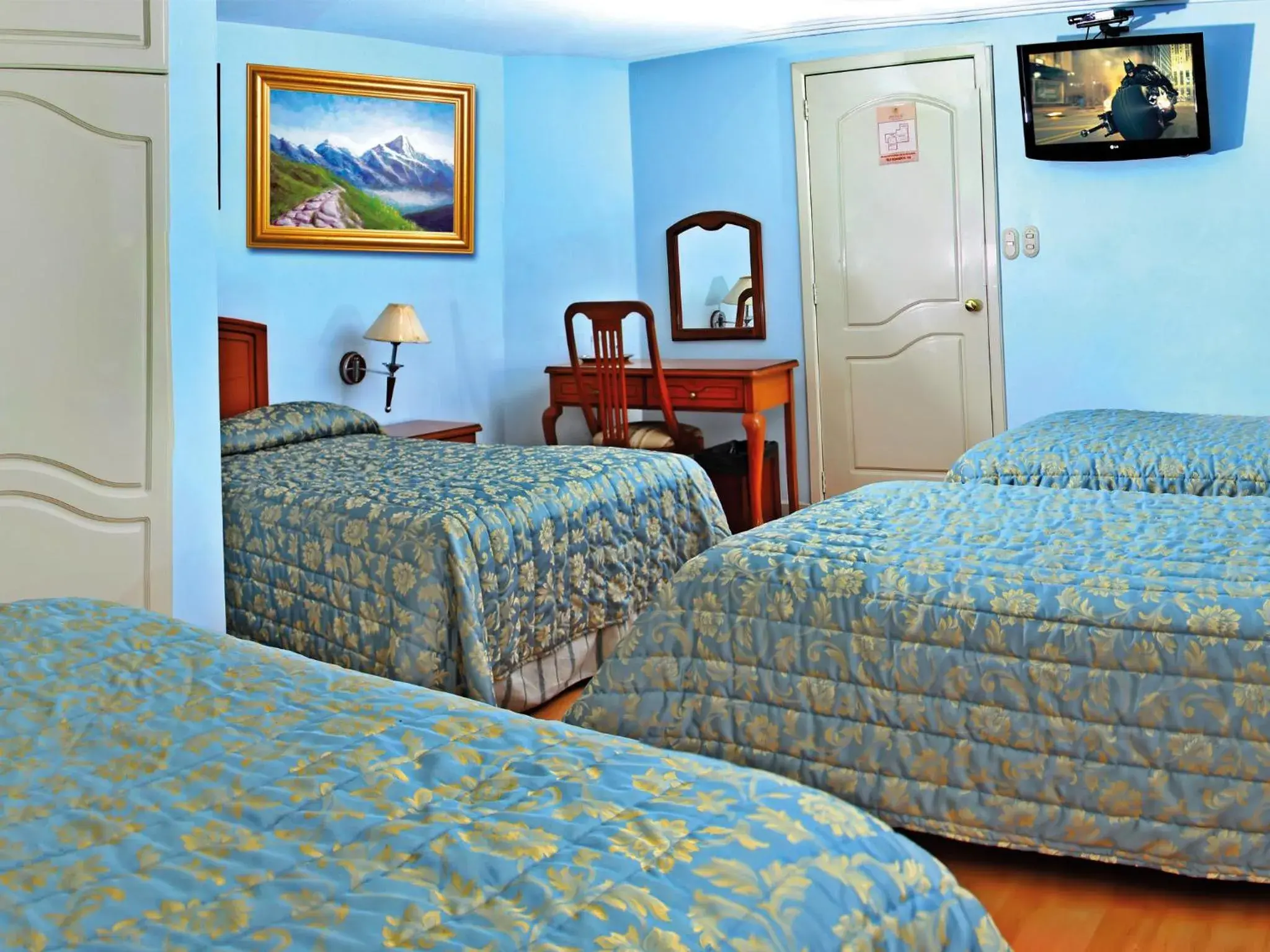 Quadruple Room in Hotel Yanuncay Quadruple Room in Hotel Yanuncay