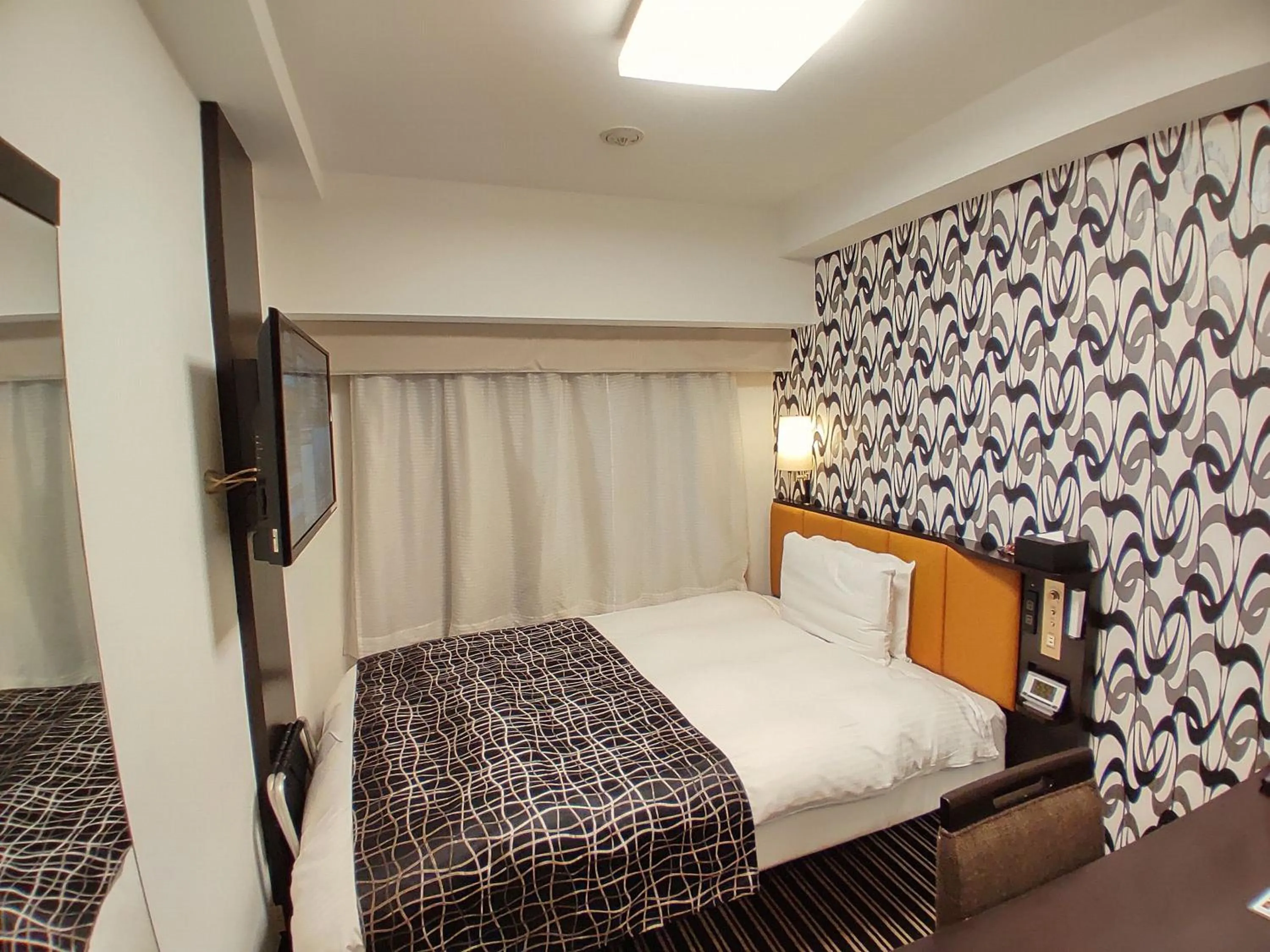 Photo of the whole room, Bed in APA Hotel Nagatacho Hanzomon Ekimae