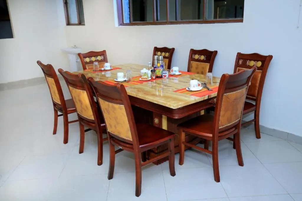 Restaurant/places to eat in DISCOVERY COURTS HOTEL